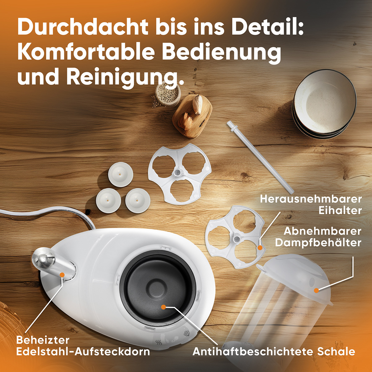 Białe części urządzenia na drewnianym stole, w tym element grzejny, części parowaru, miski i świece.