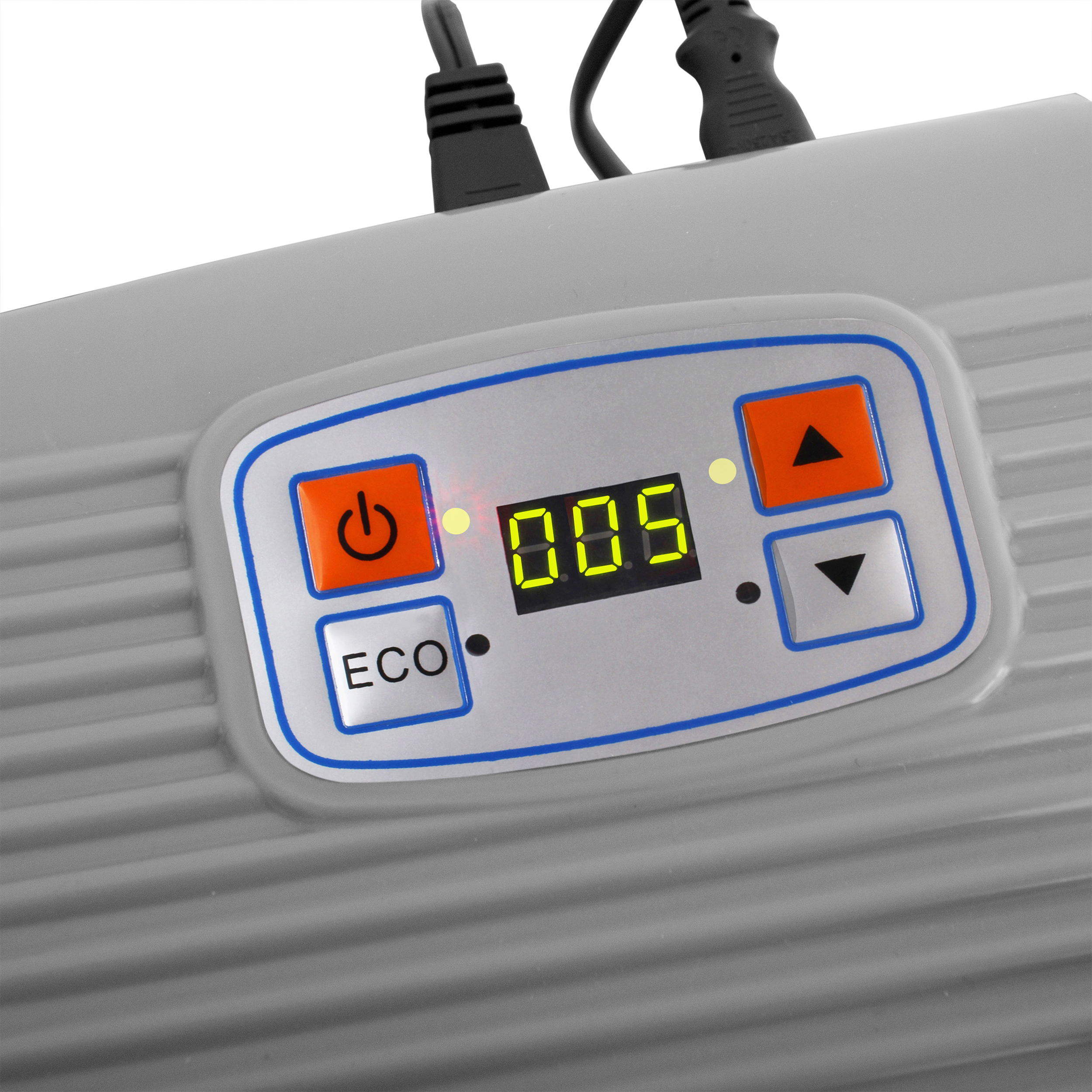 Zbliżenie panelu sterowania z cyfrowym wyświetlaczem pokazującym 005. Widoczne są przyciski zasilania i eco.