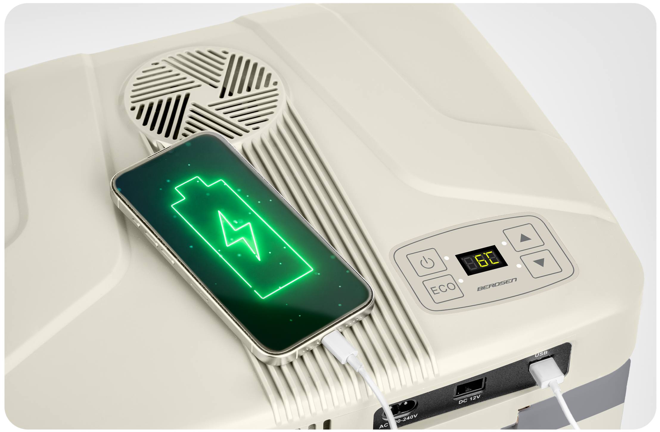 Beżowa chłodziarka z ładującym się telefonem wyświetlającym zieloną ikonę baterii. Wyświetlacz cyfrowy pokazuje 66.