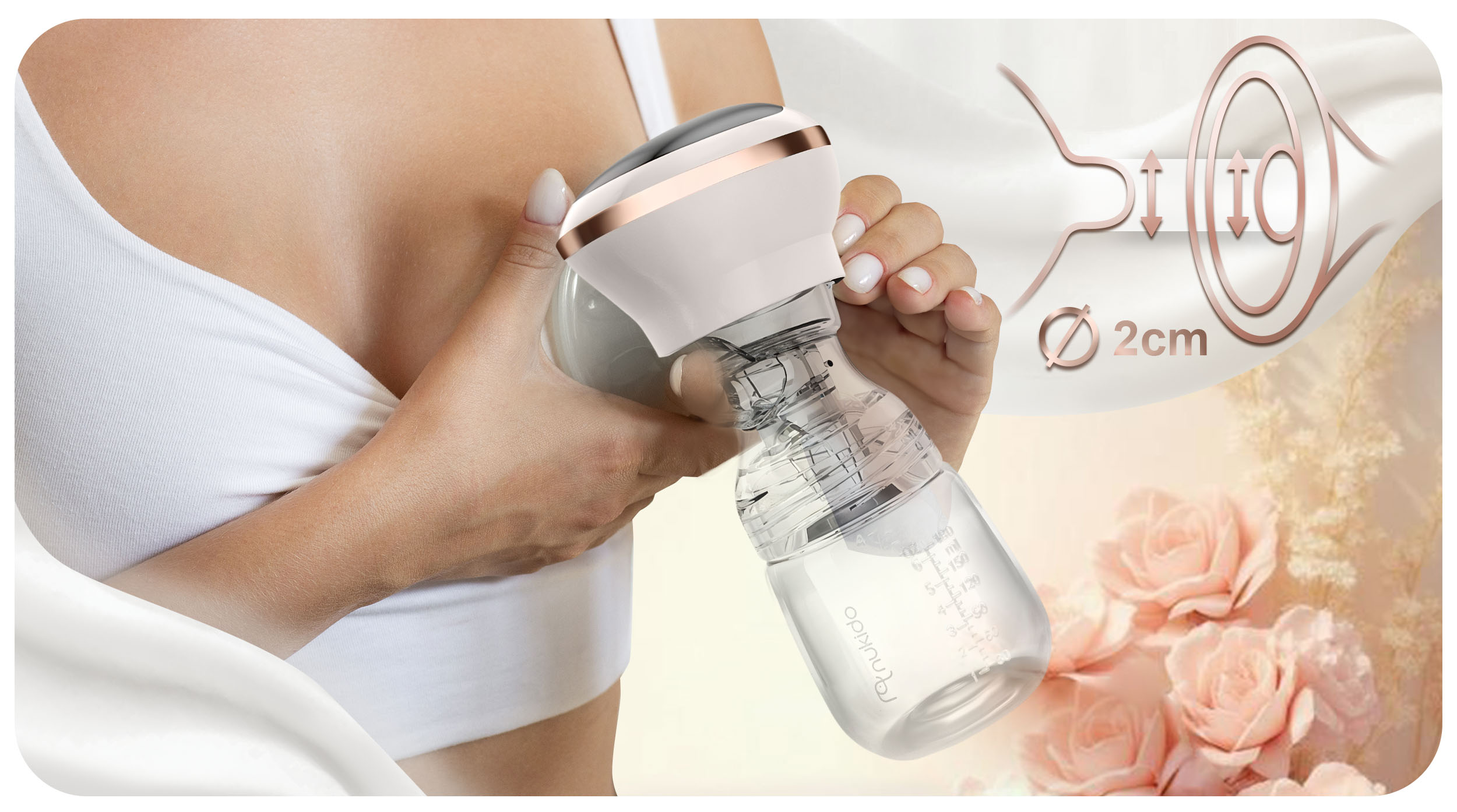 Kobieta trzymająca i używająca pompy do piersi. Pompa jest beżowa i przezroczysta, z kwiatowym tłem.