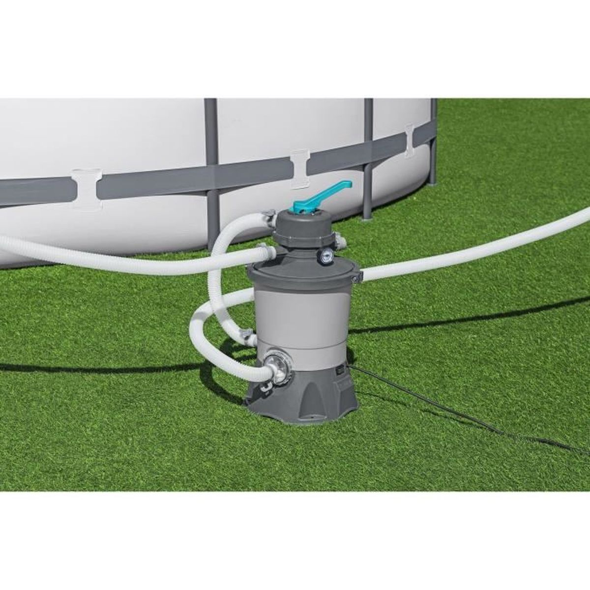 System filtra piaskowego do basenu. Szary i niebieski. Widoczne części i węże. Białe tło.