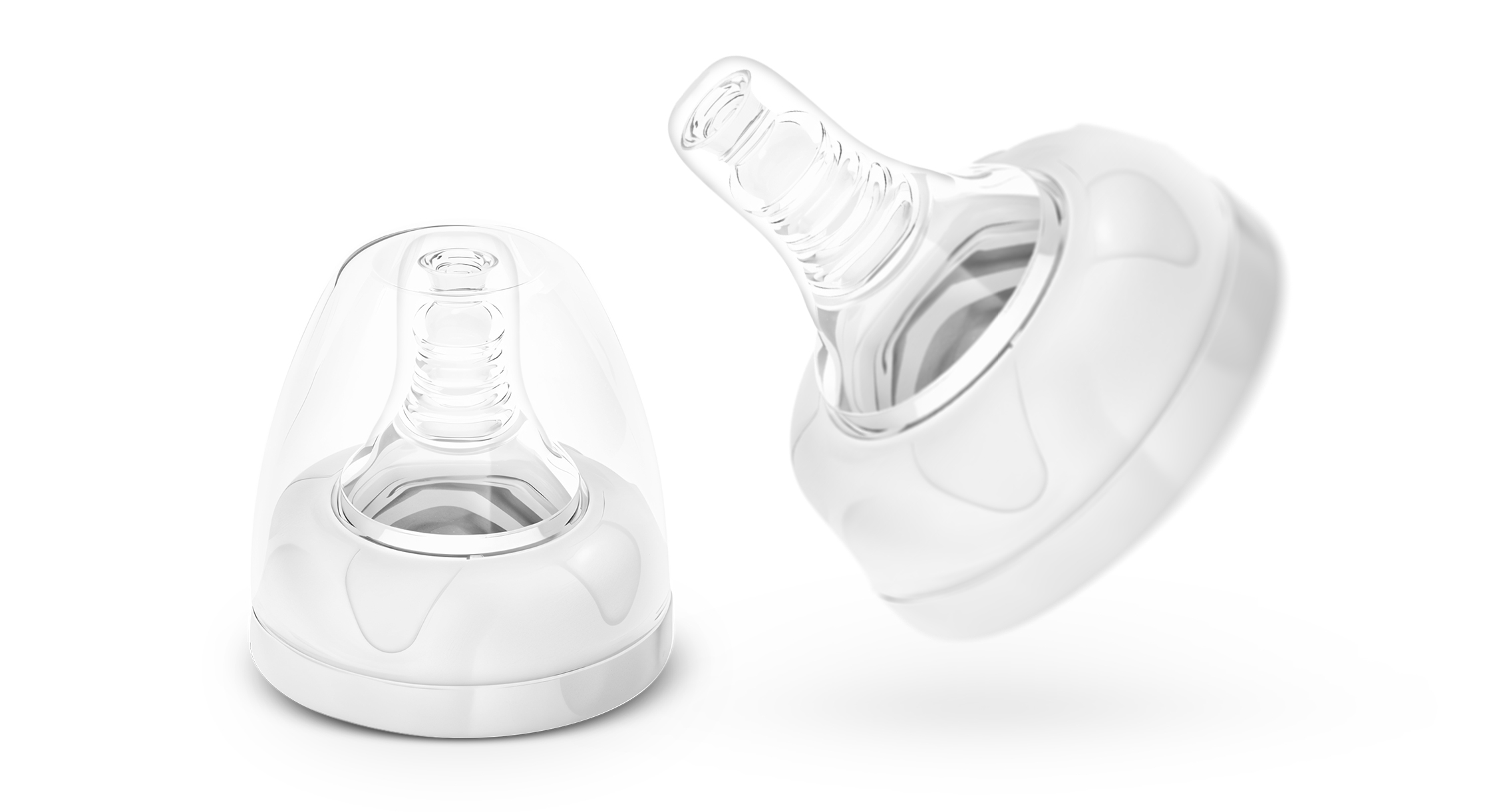 Dwa przezroczyste smoczki do butelek dla niemowląt, jeden w pozycji pionowej, a drugi pod kątem. Białe tło.
