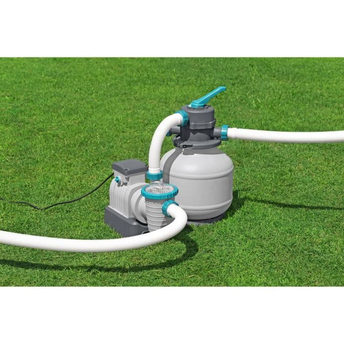 Pompa basenowa z wężami na zielonym trawniku. Szara i turkusowa z białymi wężami.