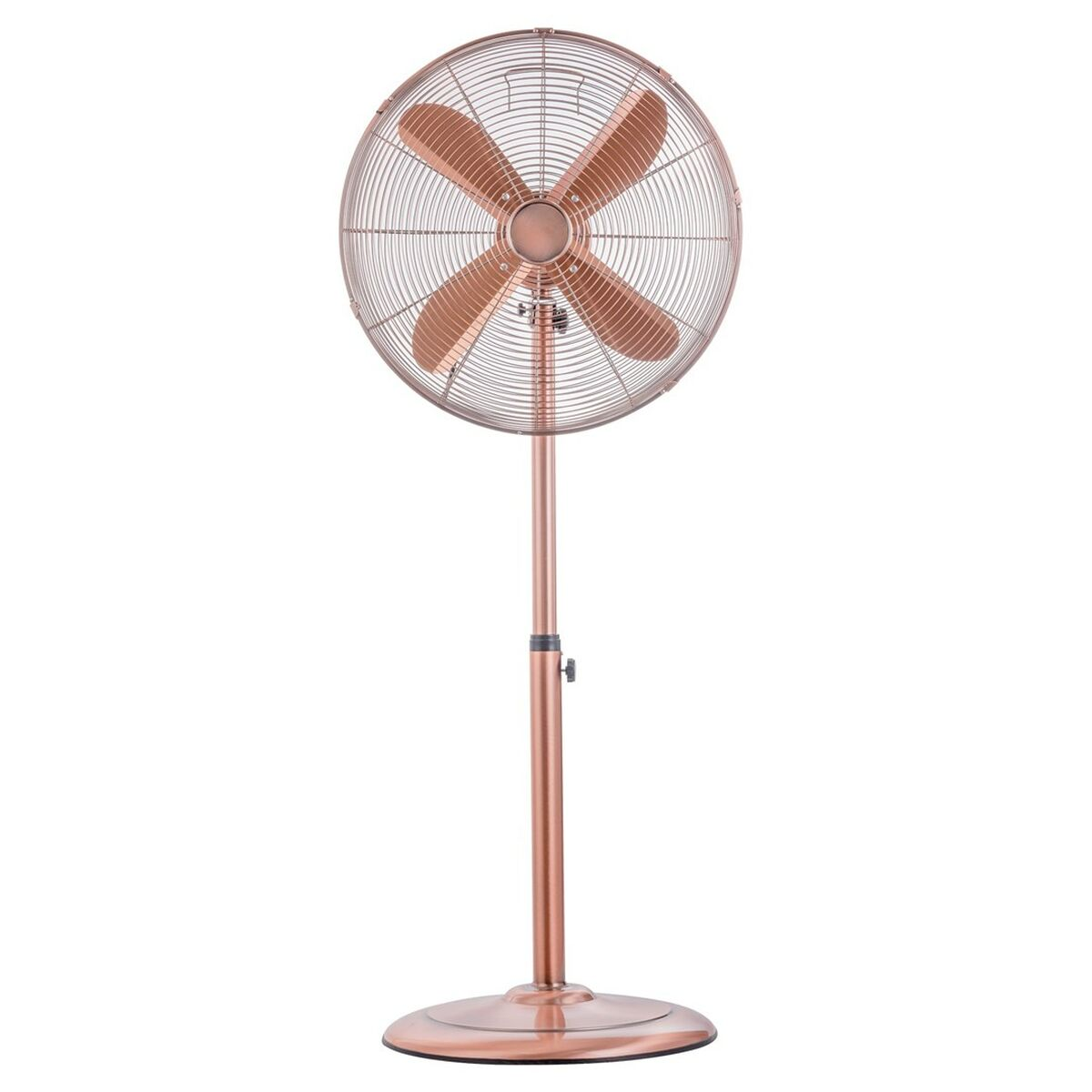 Un ventilatore a piantana color oro rosa con quattro pale. Ha una base circolare e un supporto su sfondo bianco.