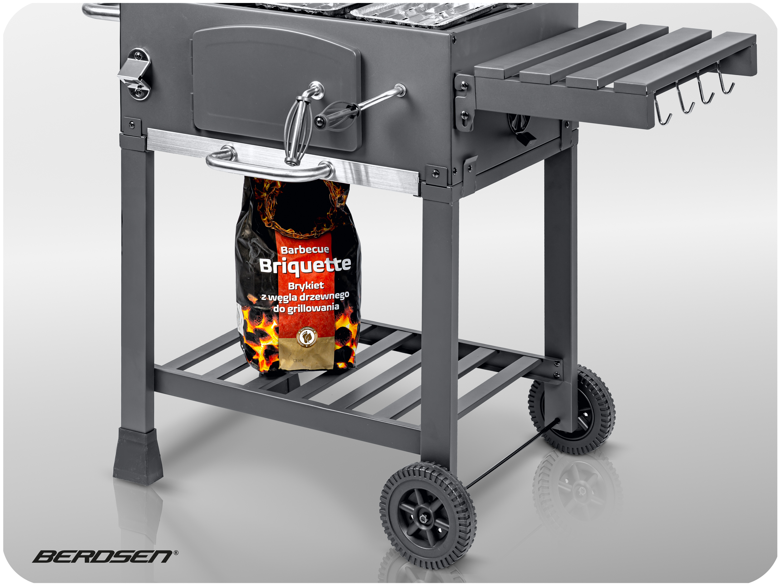 Grill węglowy z workiem brykietów. Czarno-szary design. W zestawie koła i półka do przechowywania.