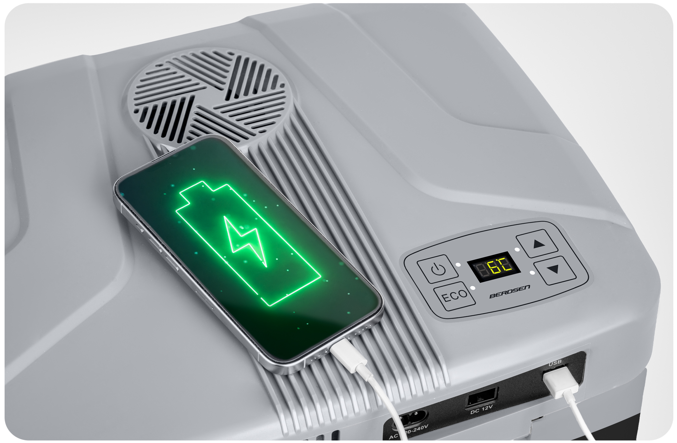 Telefon ładujący się na chłodziarce, z zieloną ikoną błyskawicy na ekranie.