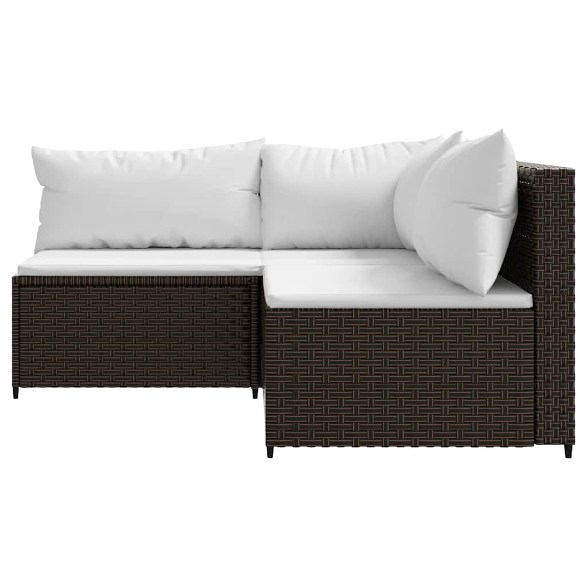 Braunes Ecksofa aus Korbgeflecht mit weißen Kissen. Weißer Hintergrund.