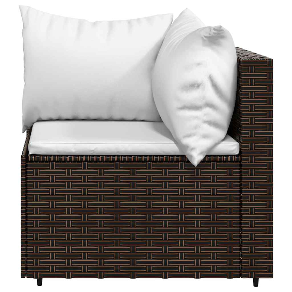 Braunes Ecksofa aus Korbgeflecht mit weißen Kissen. Weißer Hintergrund.