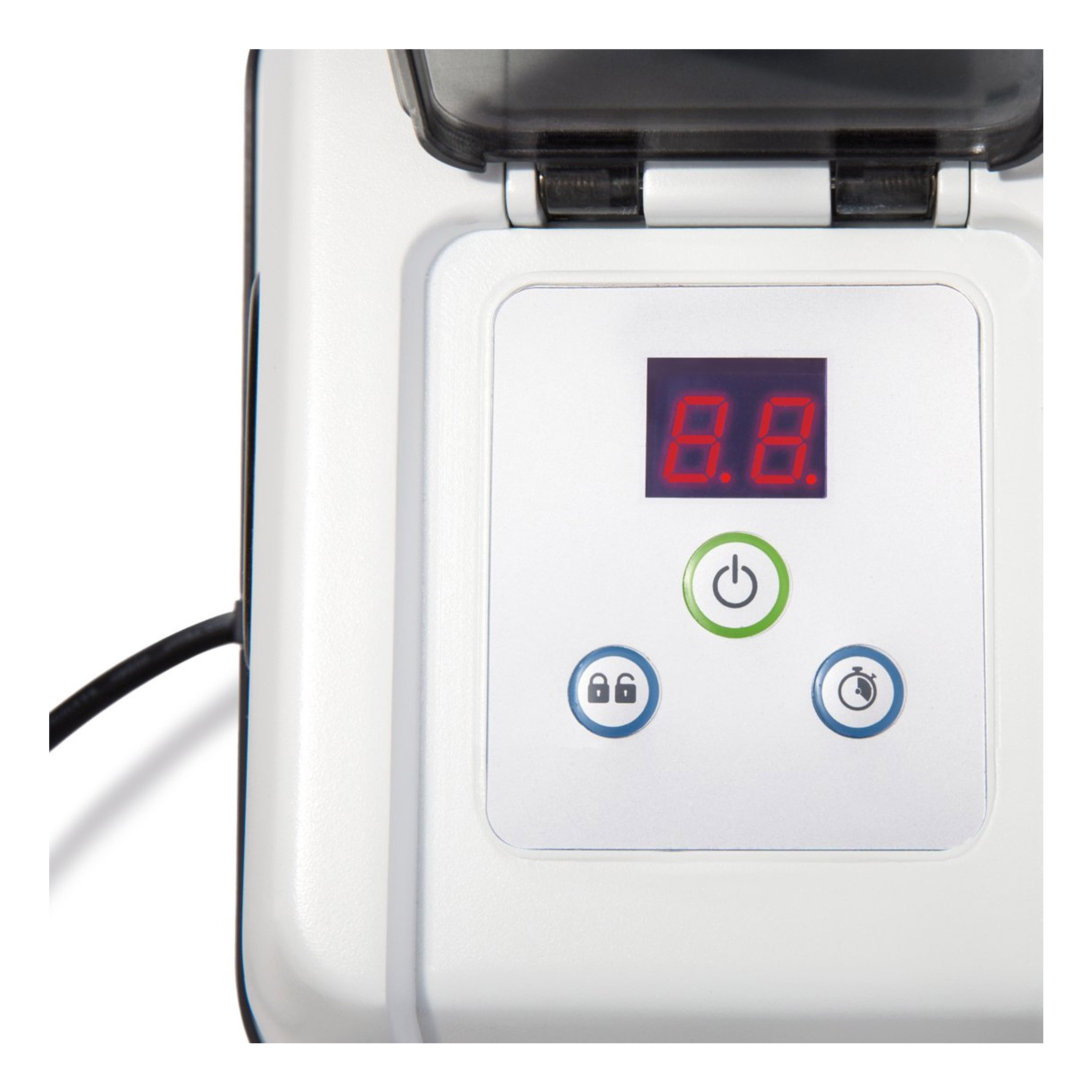 Zbliżenie białego panelu sterowania z przyciskami i wyświetlaczem cyfrowym pokazującym liczbę 8.8.