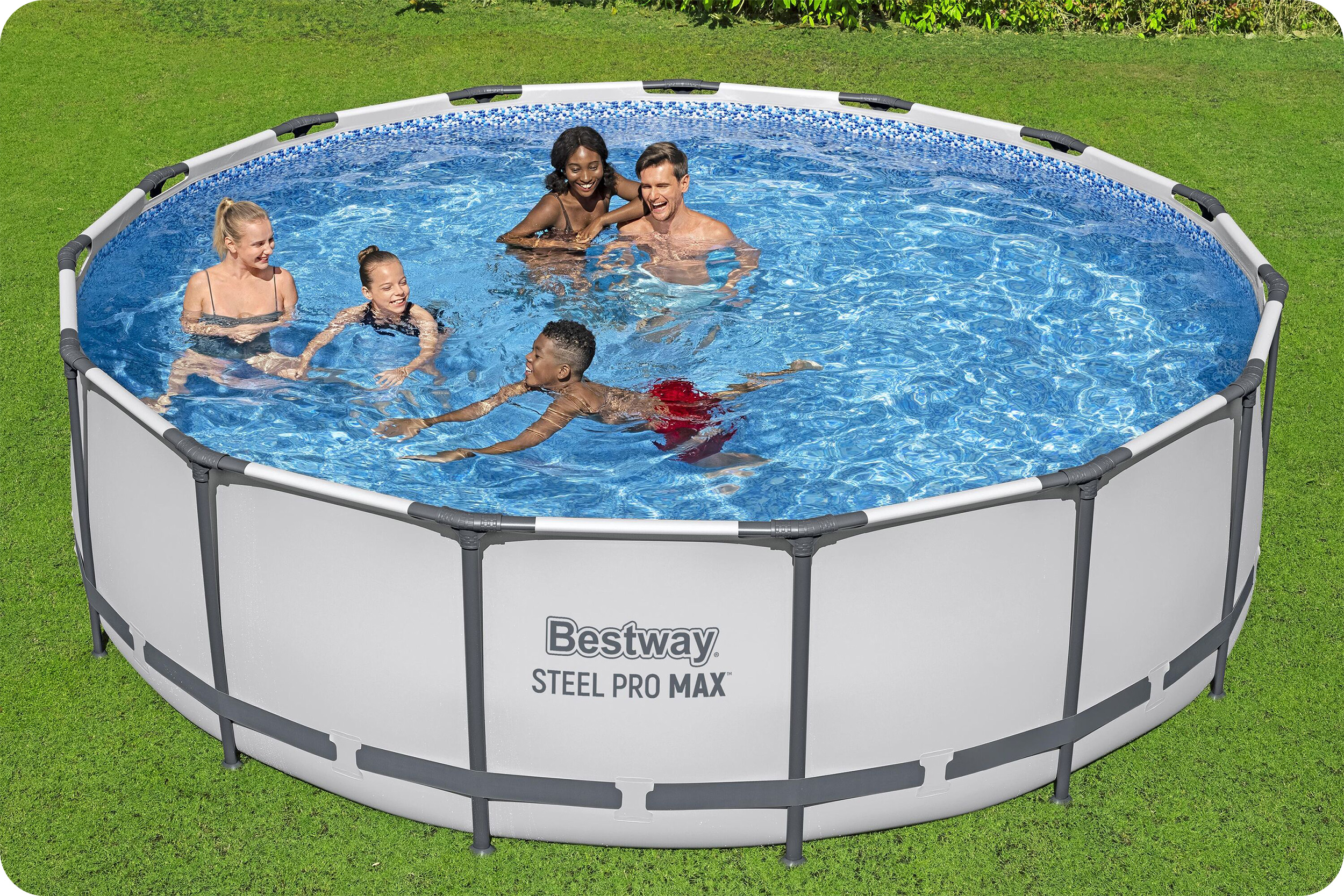 Basen z pływającymi ludźmi. Widoczna zielona trawa i basen Bestway Steel Pro Max.