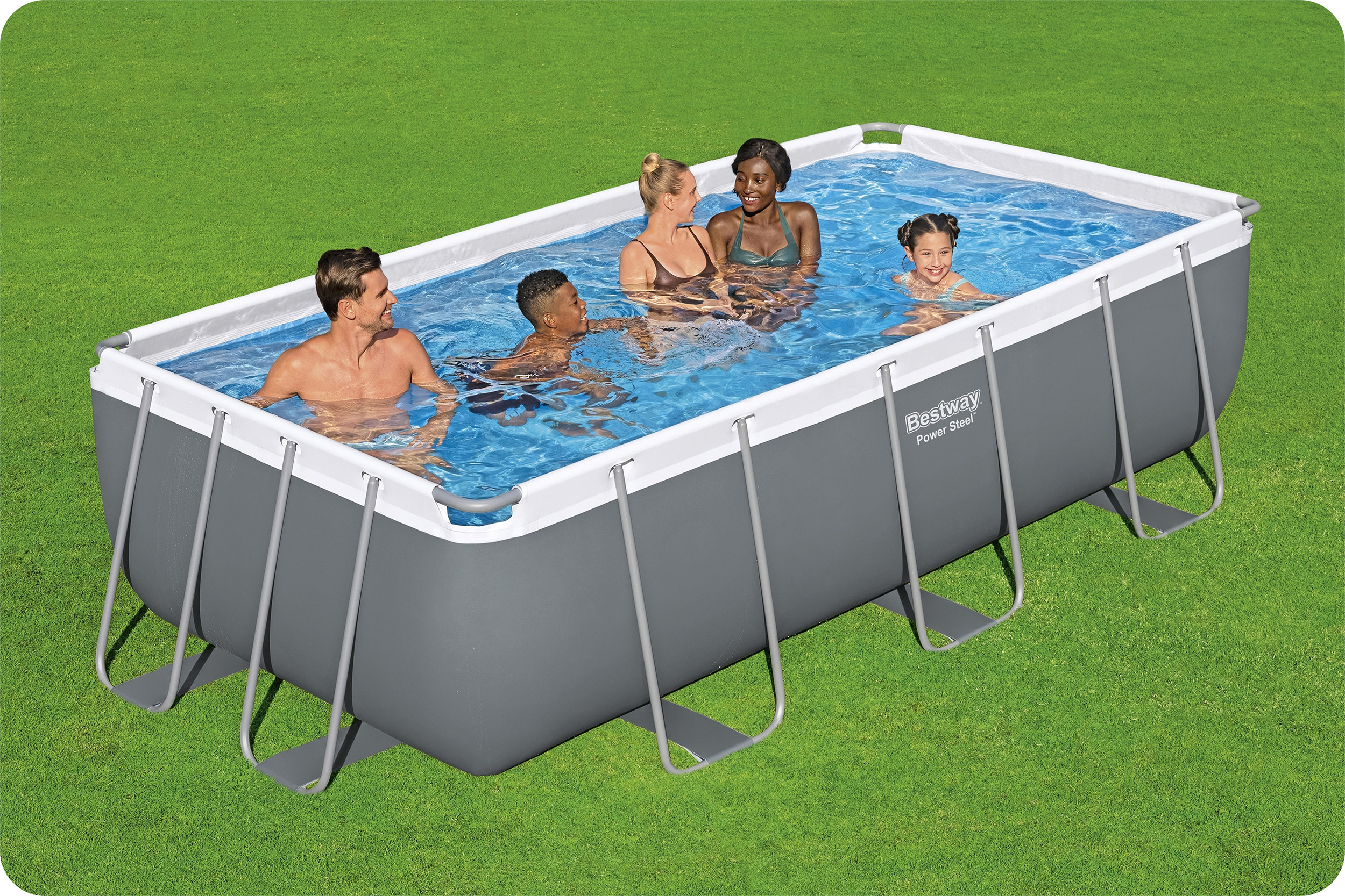 Ludzie w prostokątnym basenie na zielonej trawie. Kilka osób w wodzie.