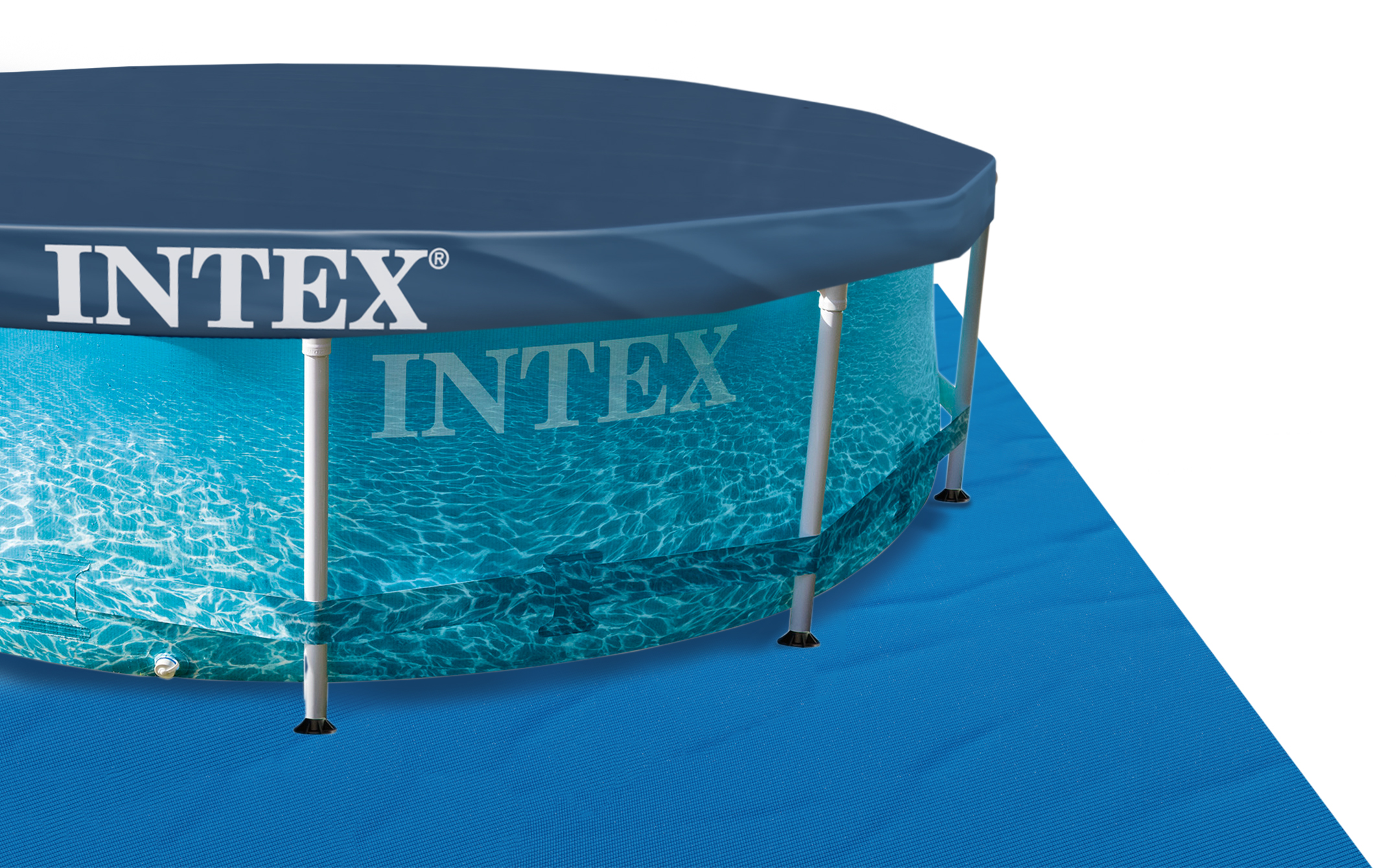 Basen naziemny z niebieskim przykryciem. Basen stoi na niebieskiej podstawie, a na przykryciu napis INTEX.