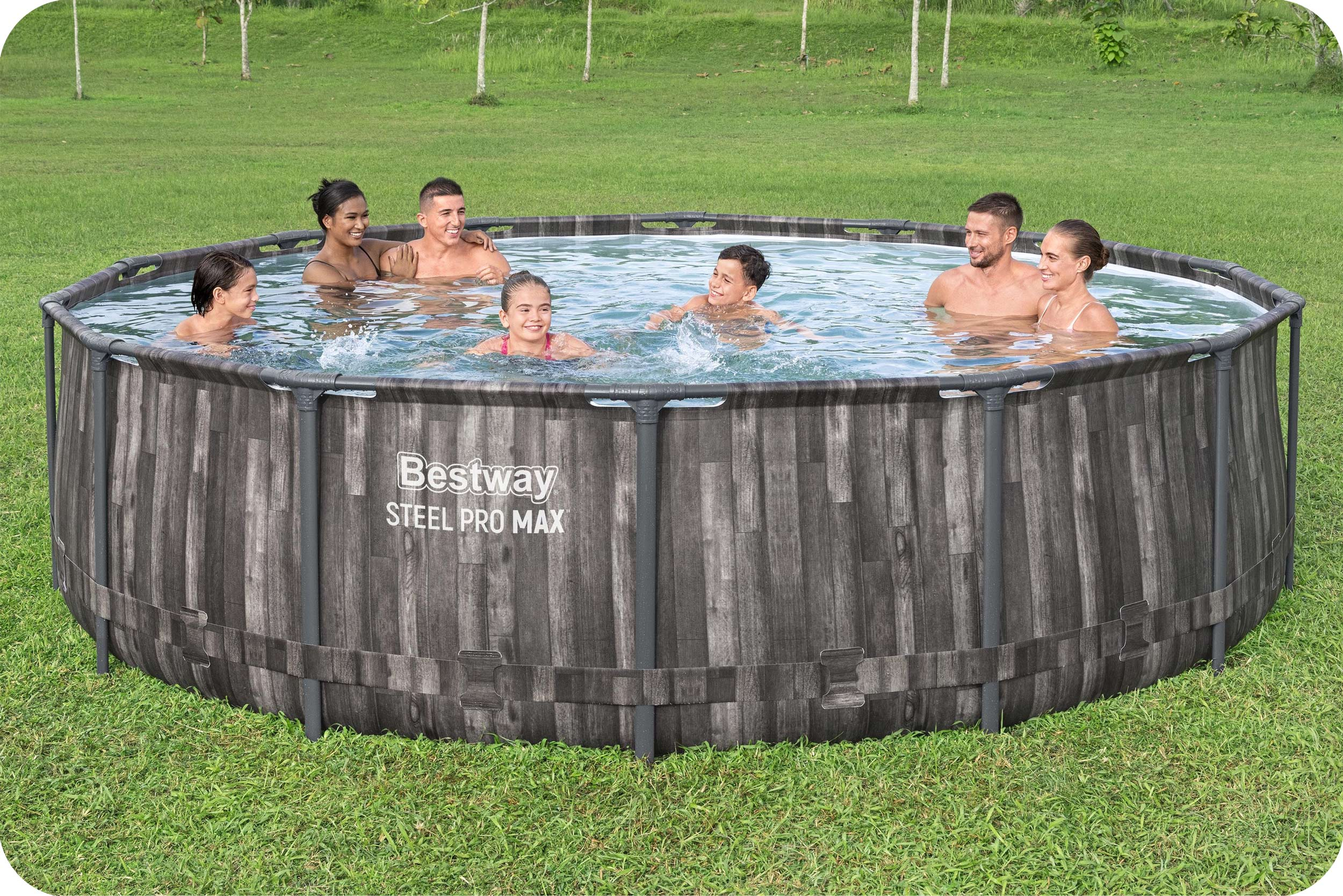 Ludzie w basenie. Basen otoczony jest materiałem o fakturze drewna. Ludzie cieszą się wodą.