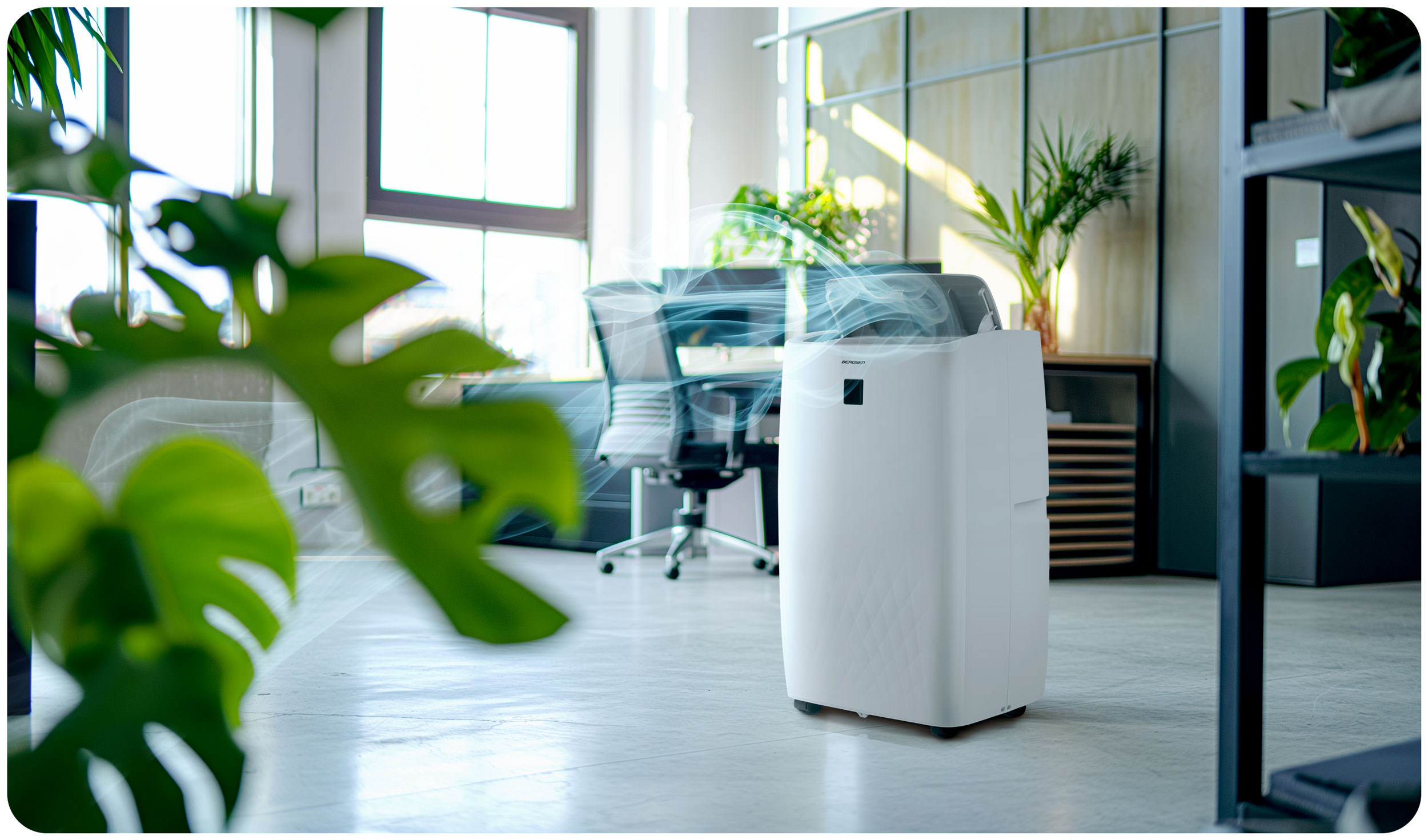 Biały oczyszczacz powietrza w dobrze oświetlonym pomieszczeniu. Zielone rośliny na pierwszym planie. Oczyszczacz stoi na podłodze.
