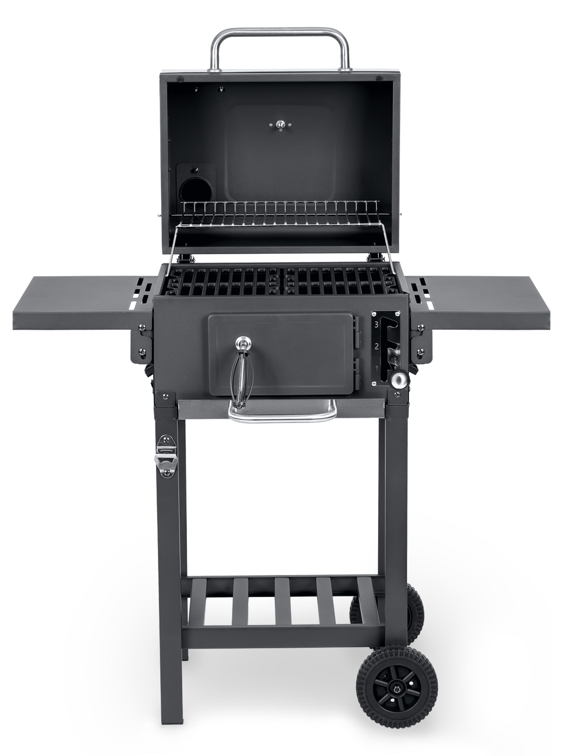 Grill węglowy, otwierana pokrywa. Zawiera półki boczne, drzwi i koła. Czarny kolor i białe tło.