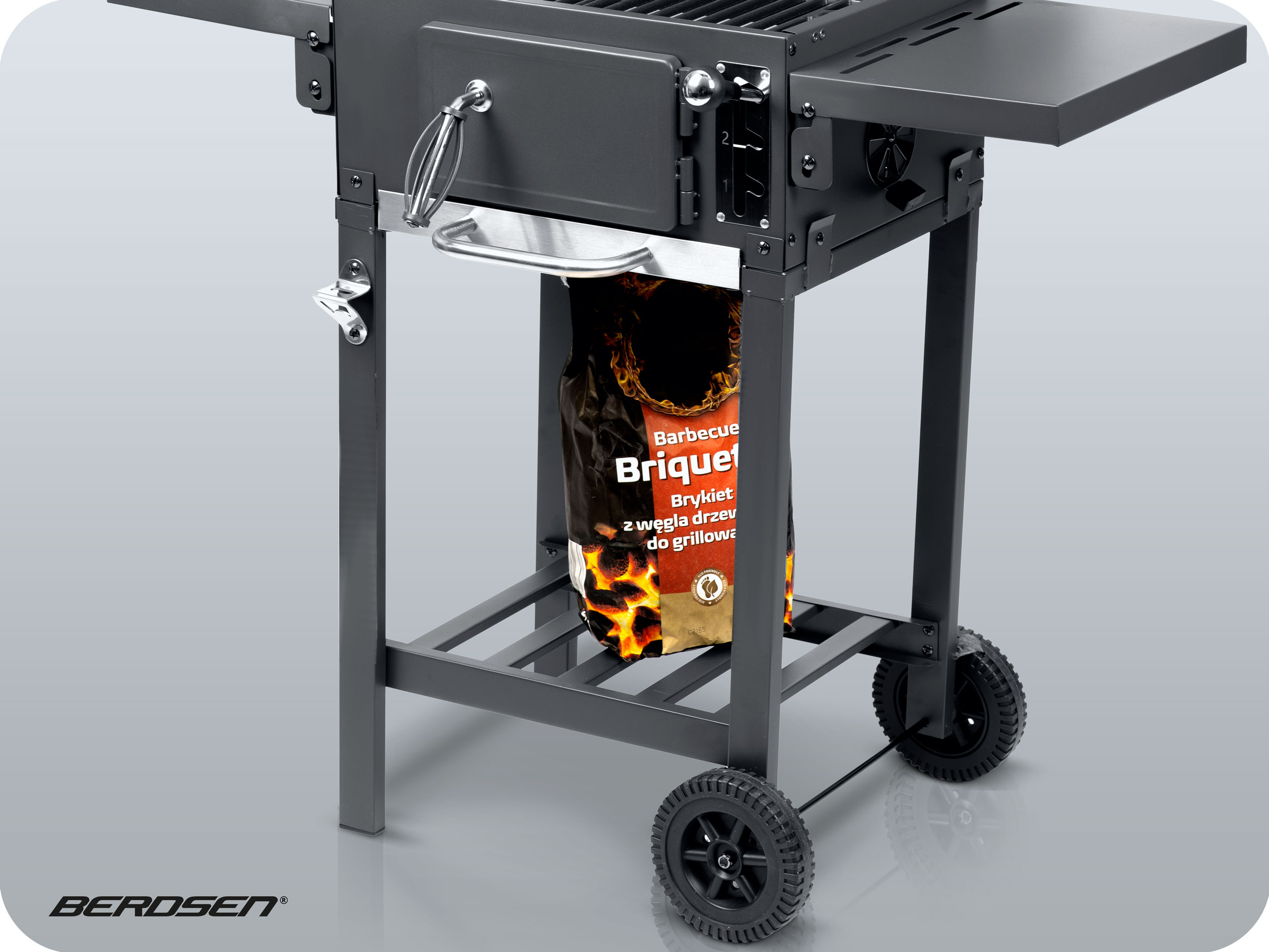 Grill węglowy z workiem brykietu pod spodem.