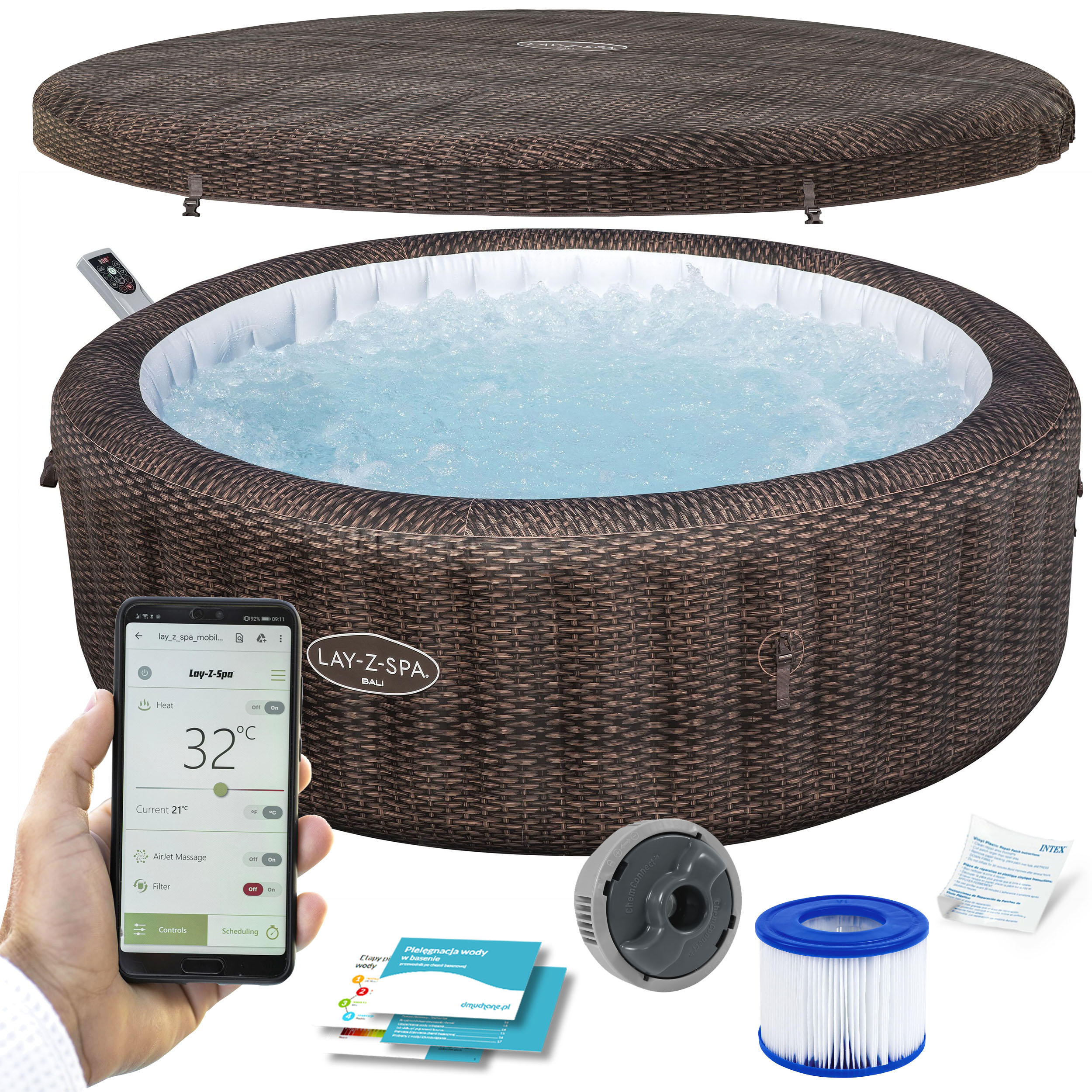 Jacuzzi z pokrywą i panelem sterowania. Ręka trzyma telefon z ustawieniami wanny.