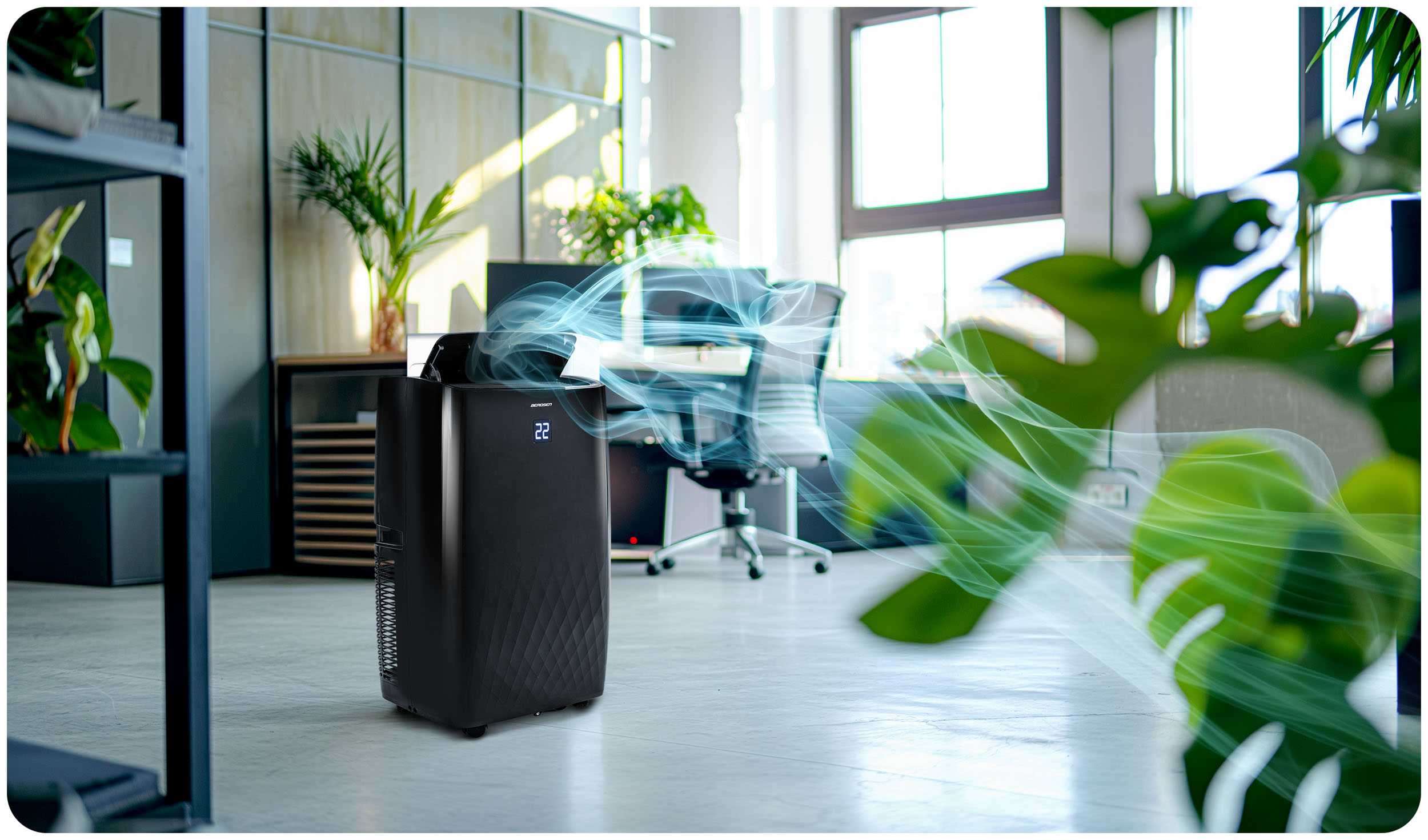 Czarny klimatyzator w biurze. Powietrze przepływa. W biurze są rośliny i meble.