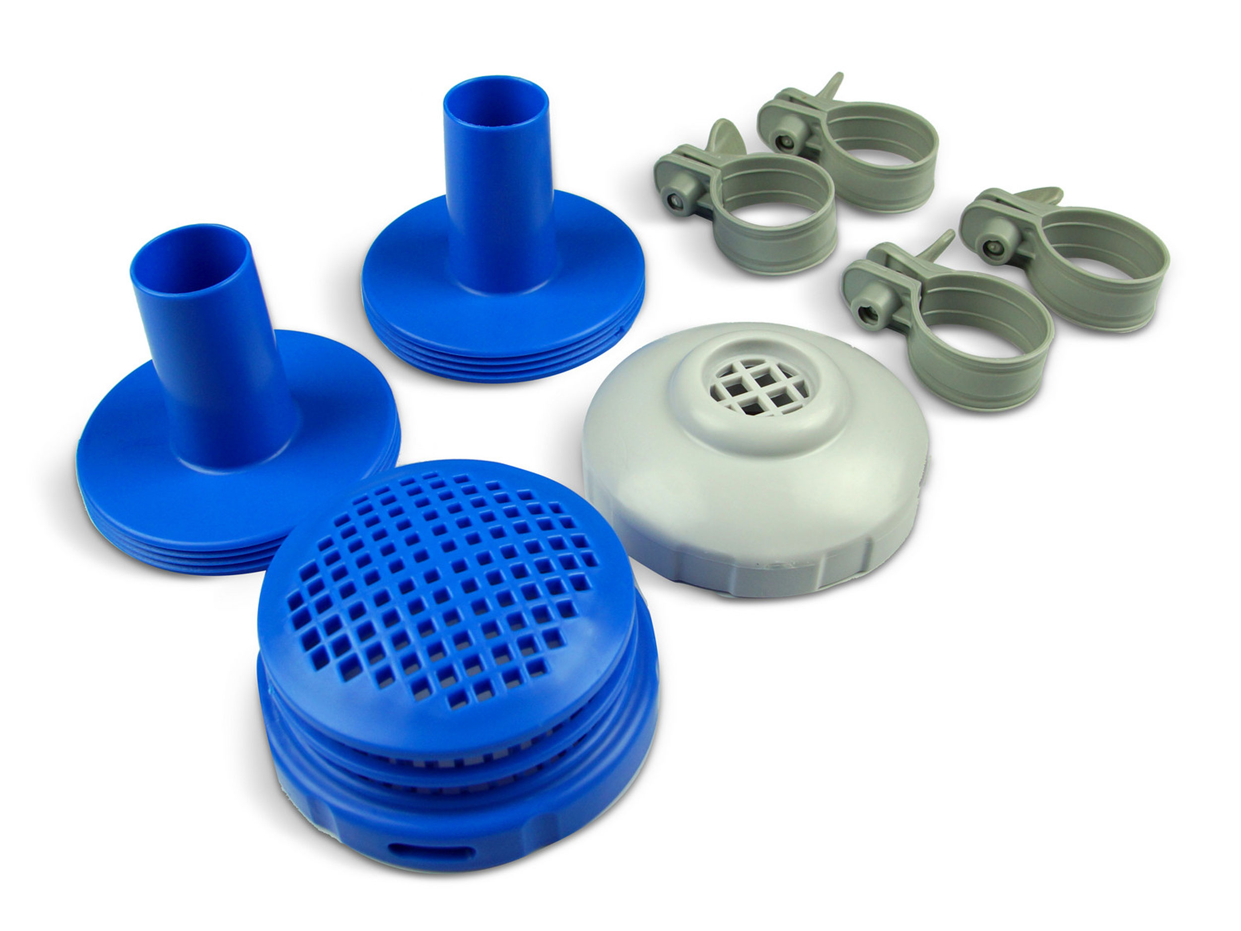 Elementy filtra basenowego: dwa niebieskie złączki rurowe, dwie obejmy i filtr.