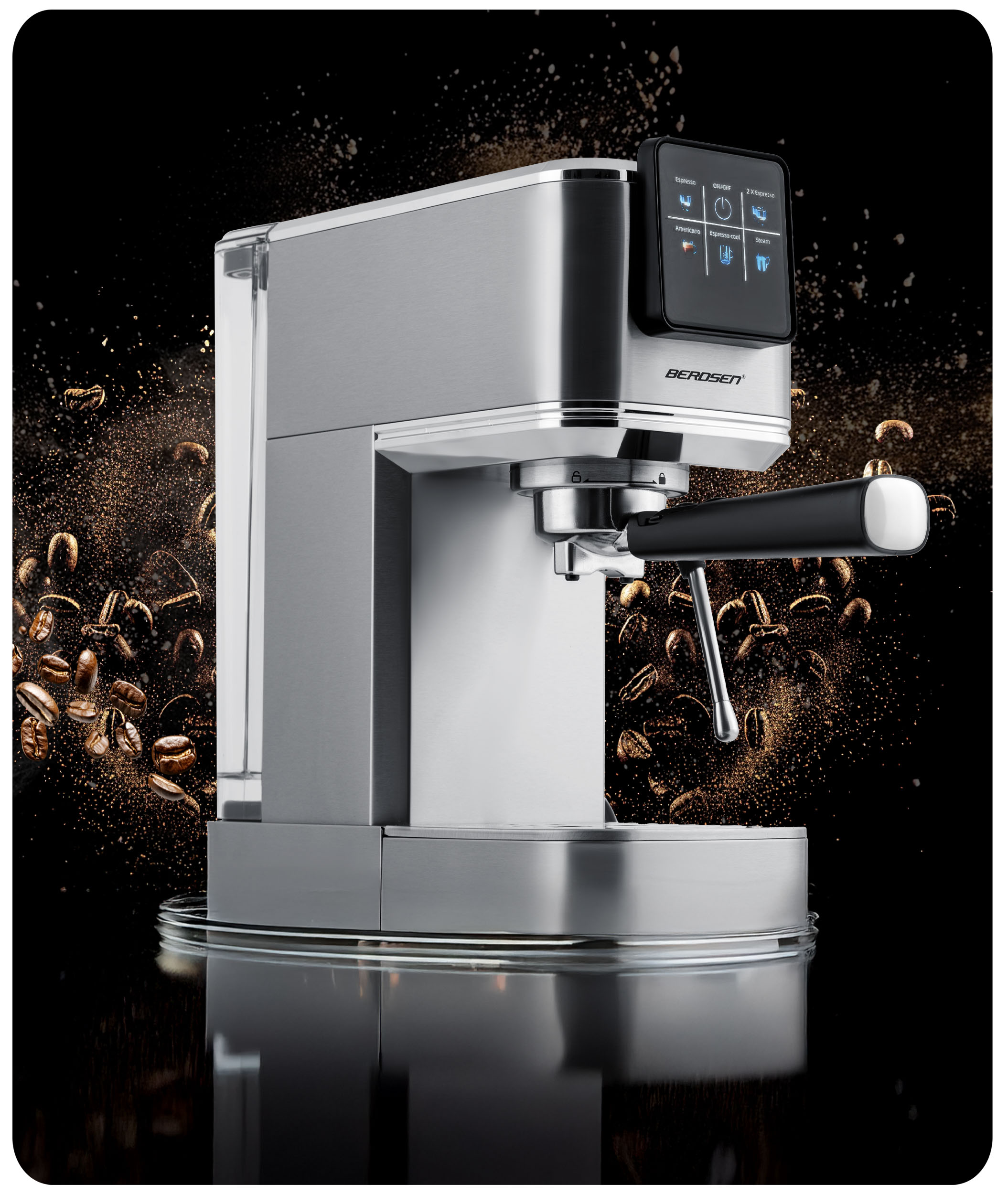 Srebrny ekspres do kawy z rozsianymi wokół ziarnami i fusami kawy. Maszyna ma ekran dotykowy.