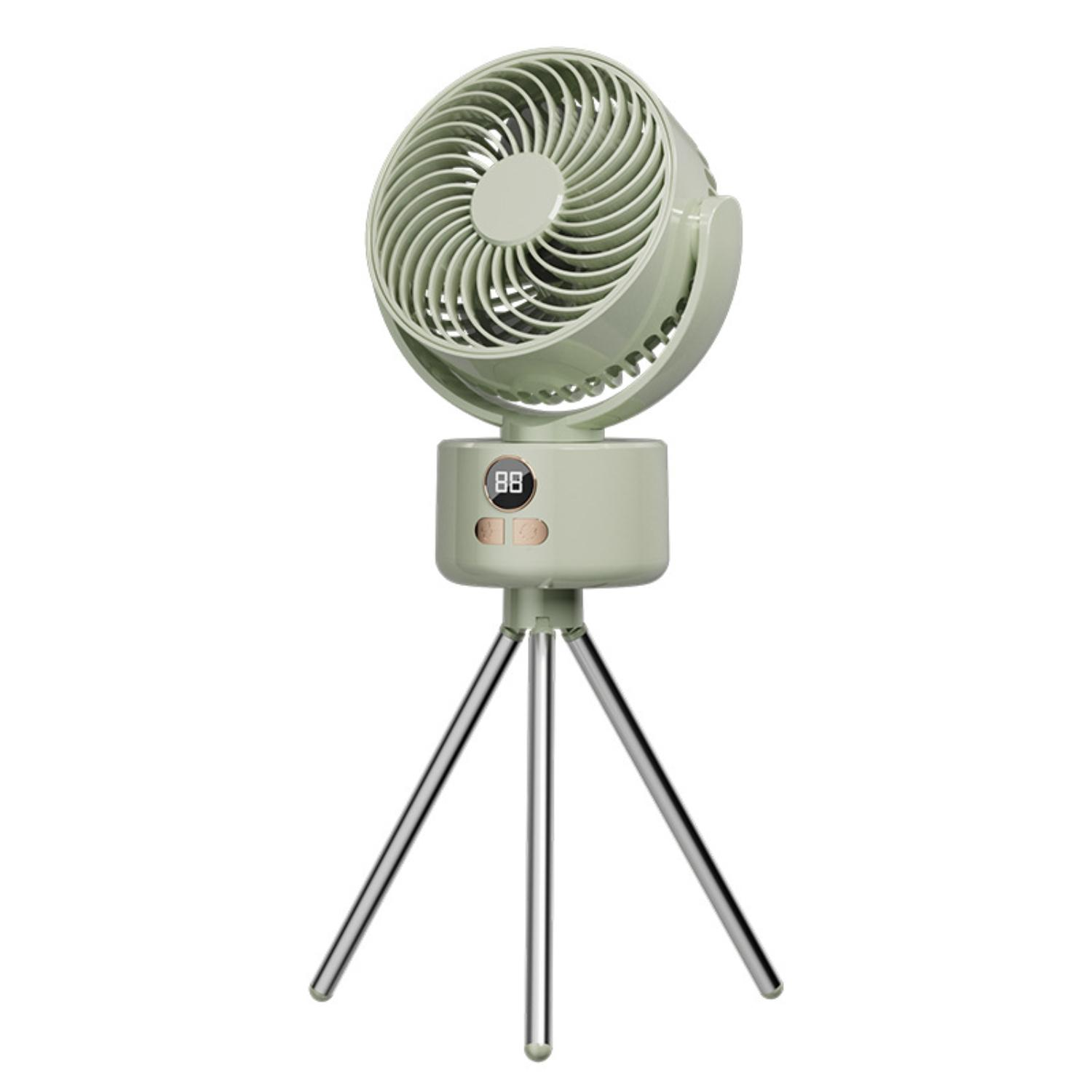 Ein kleiner grüner Ventilator auf einem Stativ. Er hat eine Digitalanzeige und einen runden Ventilatorkopf. Weißer Hintergrund.