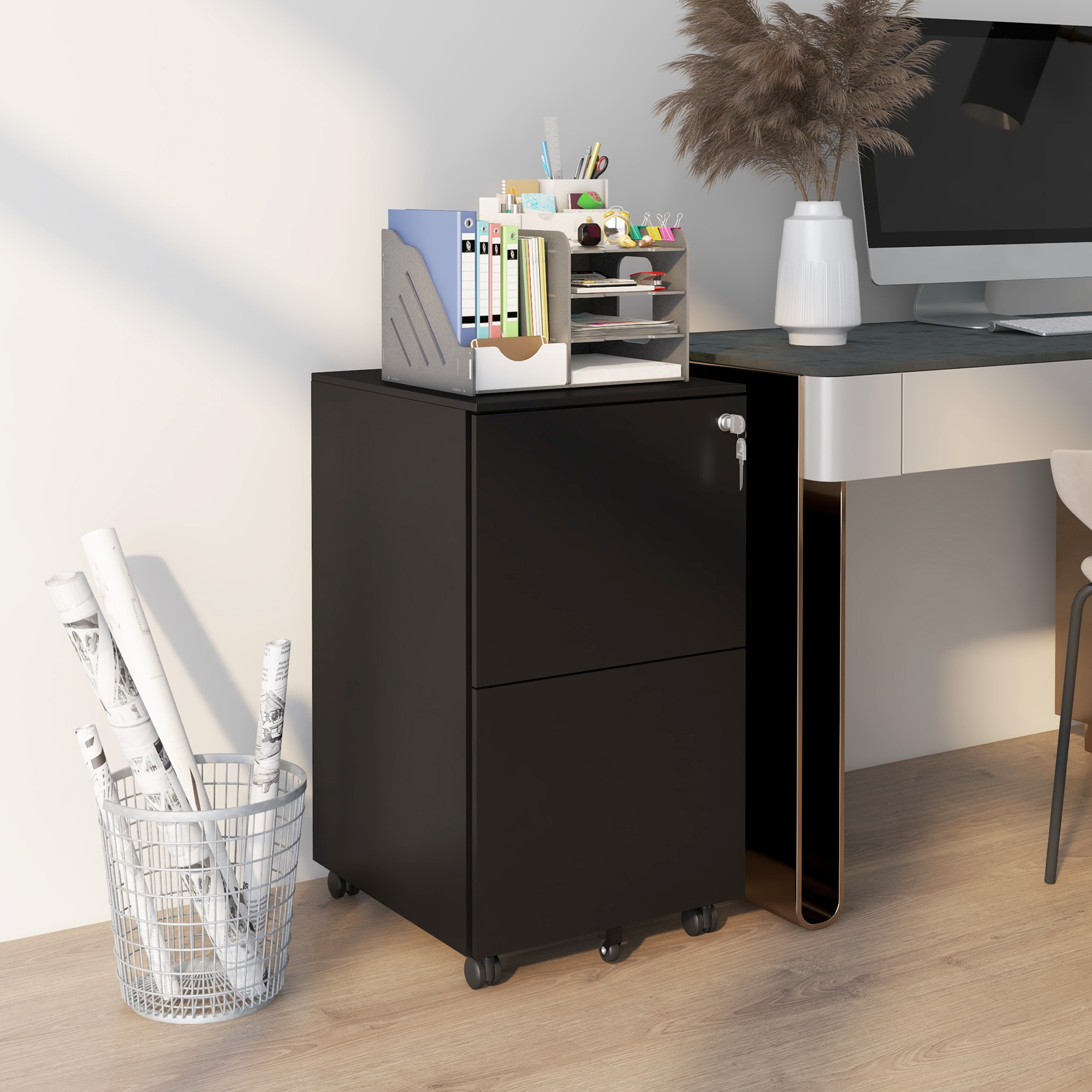 Büroszene mit einem schwarzen rollenden Aktenschrank. Ein Schreibtisch, Dokumente und Dekoration sind sichtbar.