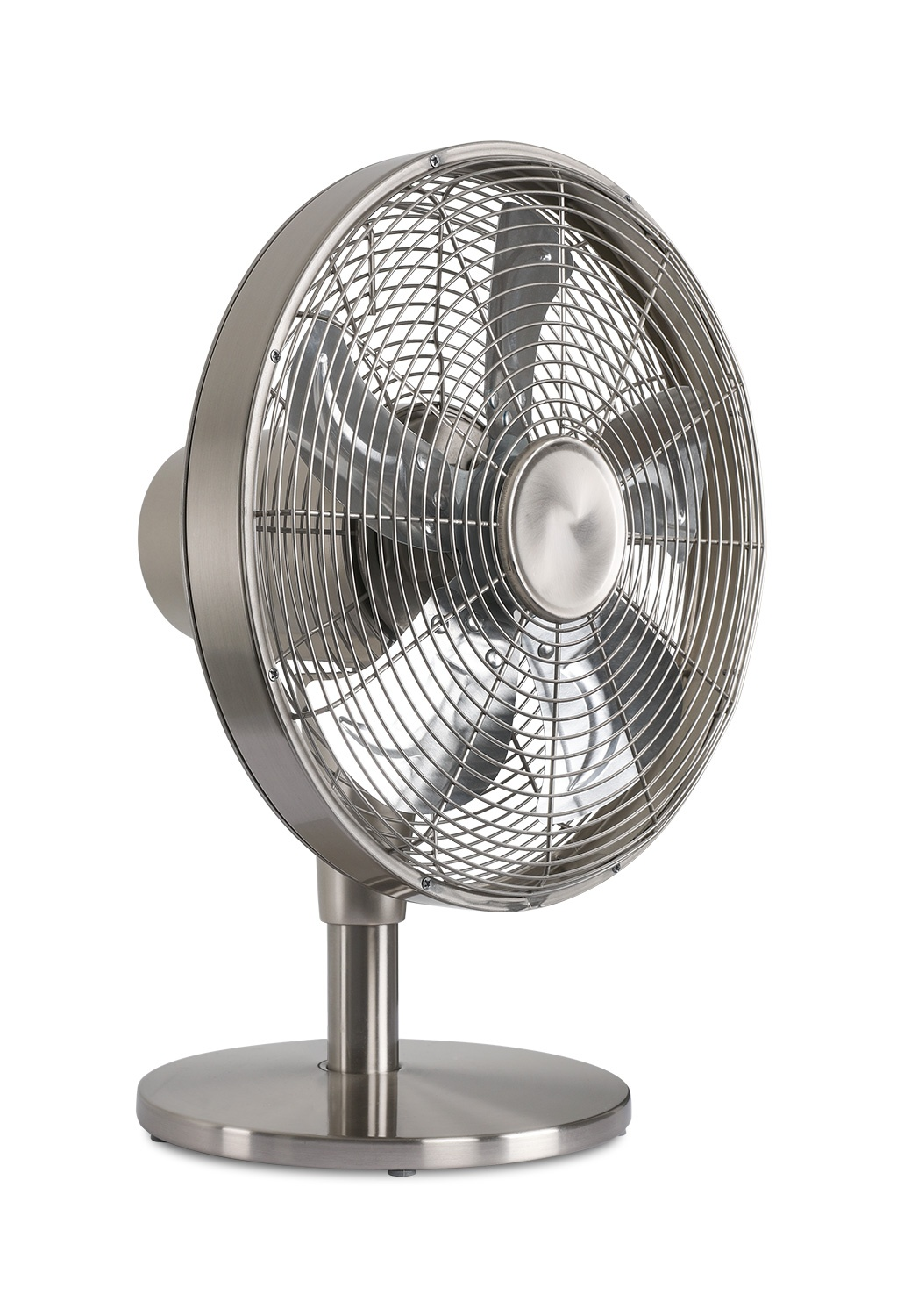 Silberner Metall-Schreibtischventilator. Der Ventilator hat einen runden Fuß, einen Ständer und einen gefassten Ventilatorkopf. Weißer Hintergrund.