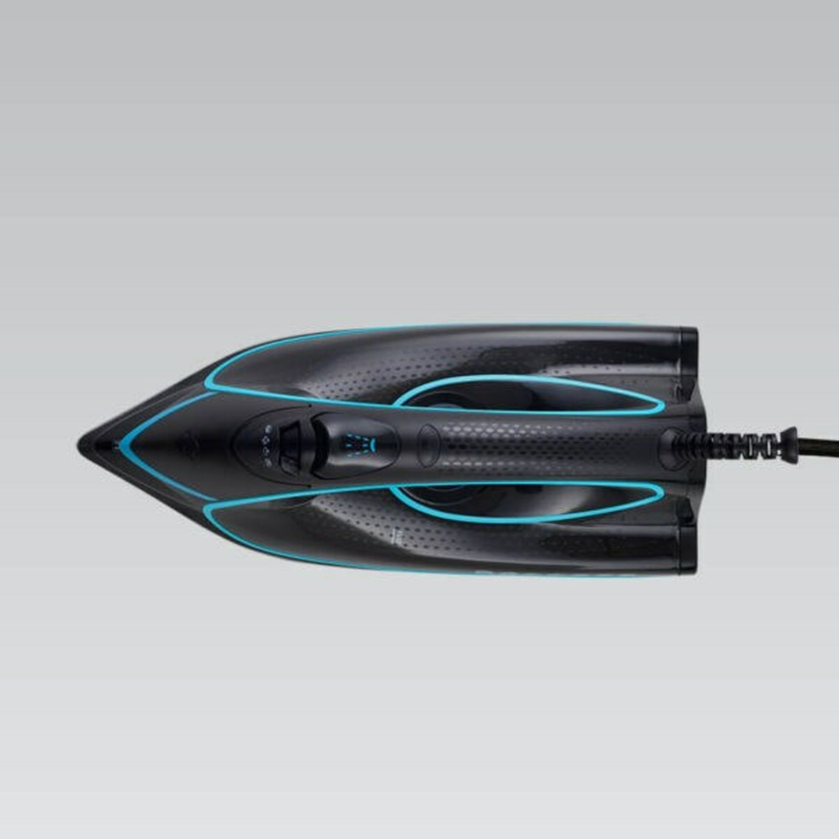 Czarne żelazko, widok z góry, z niebieskimi akcentami i czarnym przewodem, na szarym tle.