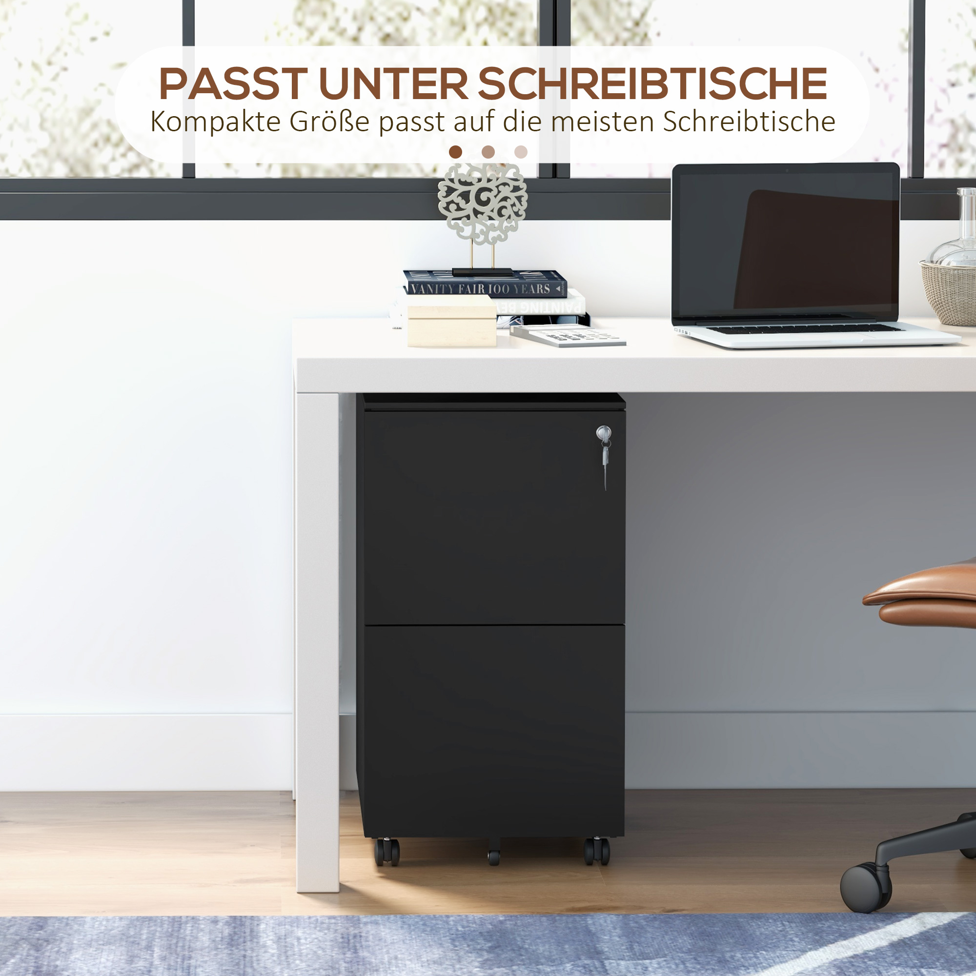 Schwarzer rollender Aktenschrank unter einem weißen Schreibtisch mit Laptop und anderen Gegenständen. Fenster im Hintergrund.