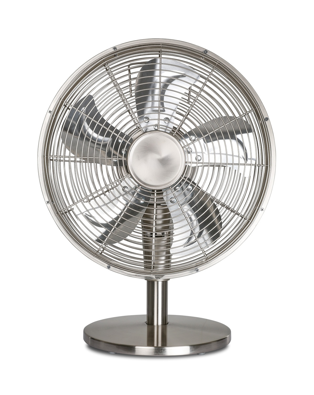 Ein silberner Ventilator auf einem silbernen Ständer, mit weißem Hintergrund.