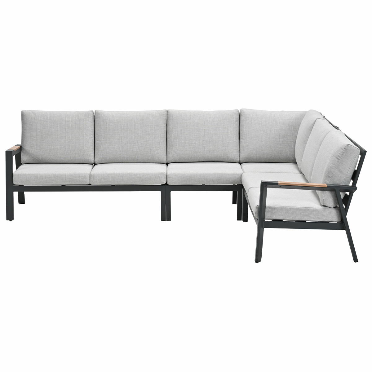 Canapé d'angle d'extérieur en forme de L. Il a des coussins gris clair, un cadre sombre et des accoudoirs en bois.