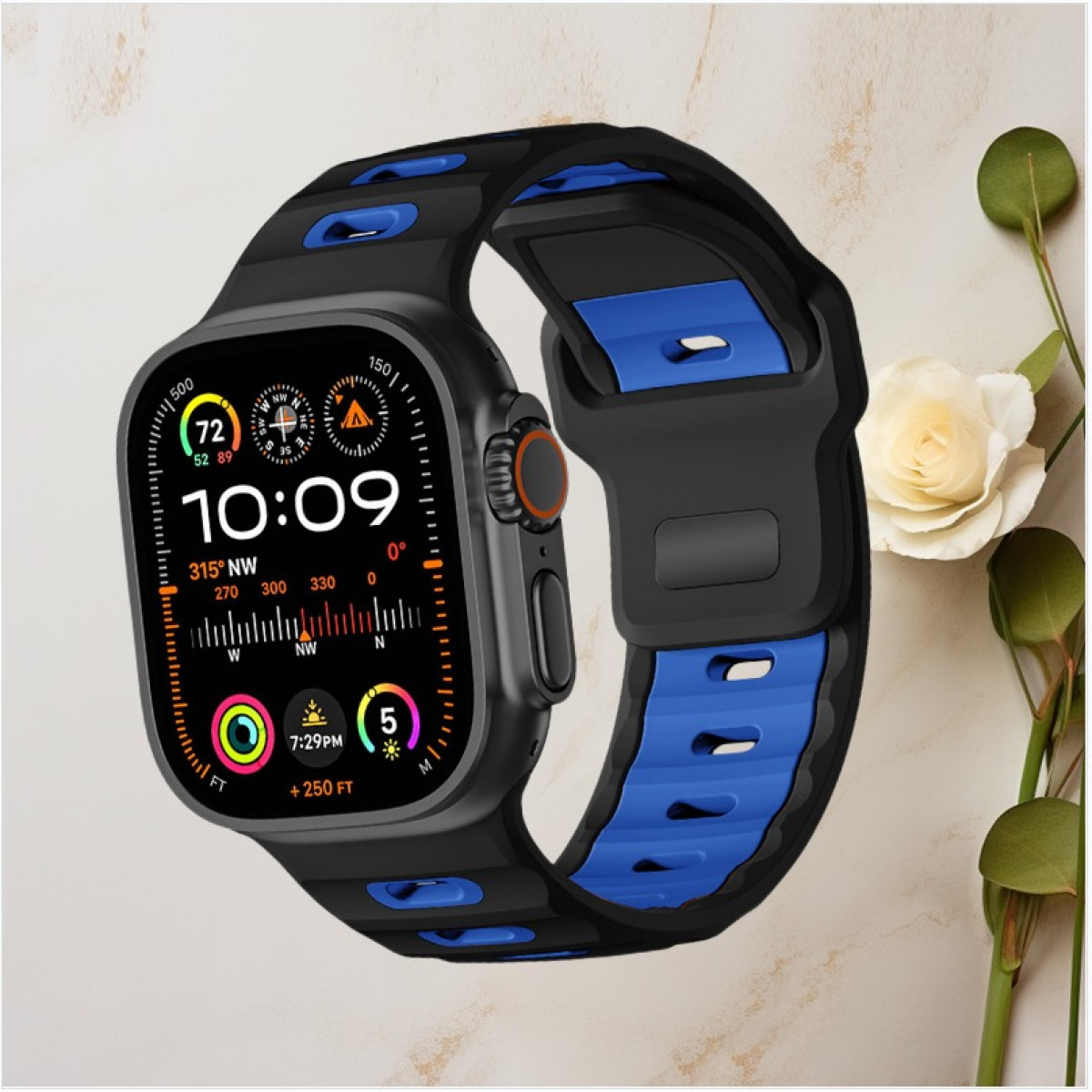 Schwarze Smartwatch mit schwarz-blauem Armband, die Zeit anzeigt, mit beigem Hintergrund.