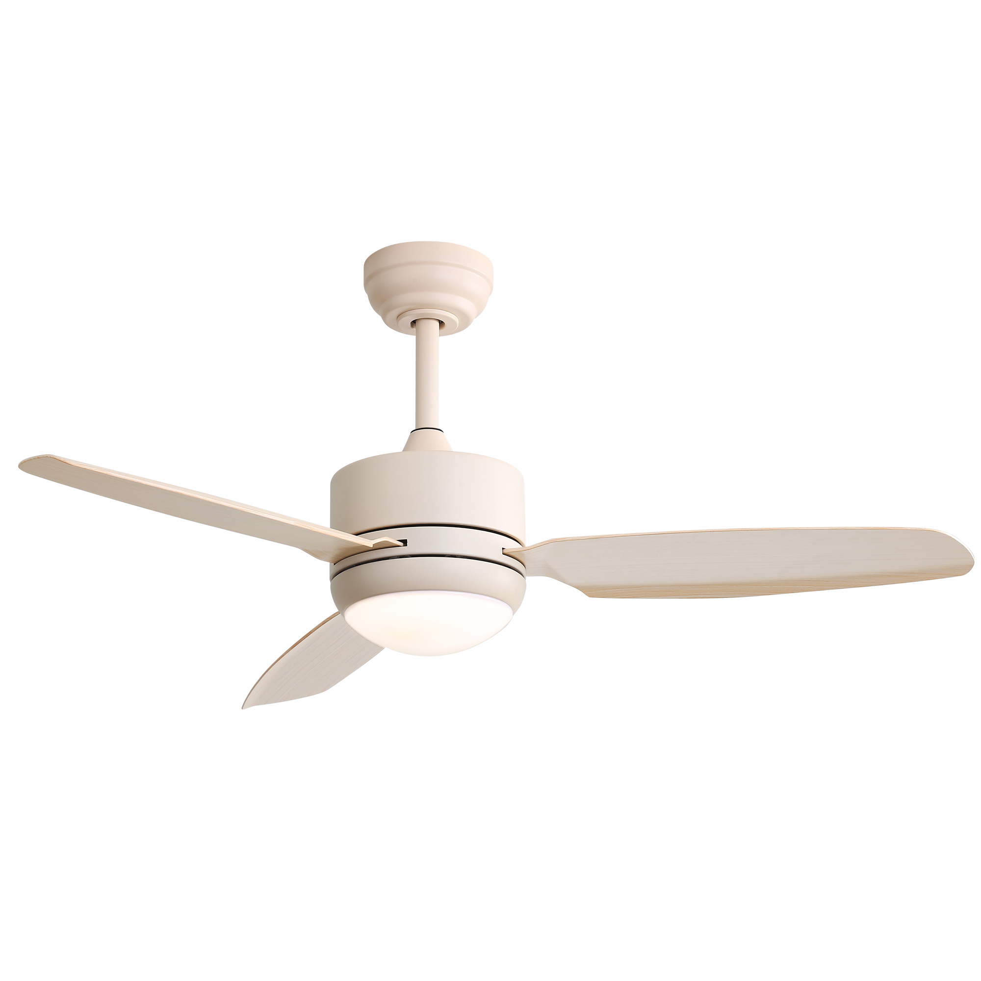 Ein weißer Deckenventilator mit drei hellfarbigen Flügeln. Weißer Hintergrund.