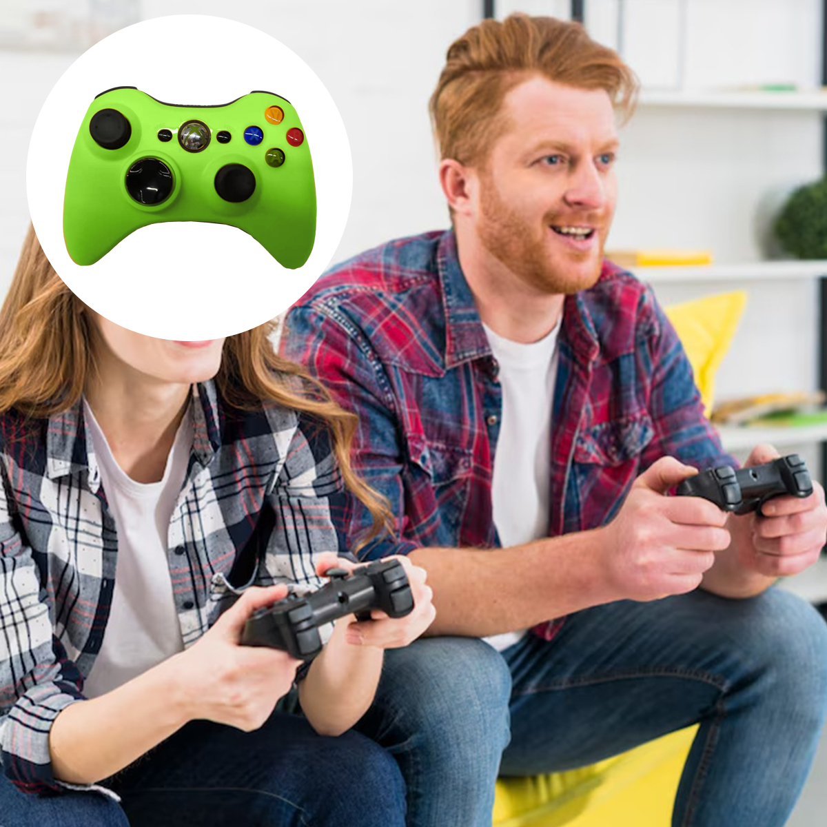 Zwei Personen spielen Videospiele. Ein Mann lächelt und hält einen Controller, die andere Person auch.