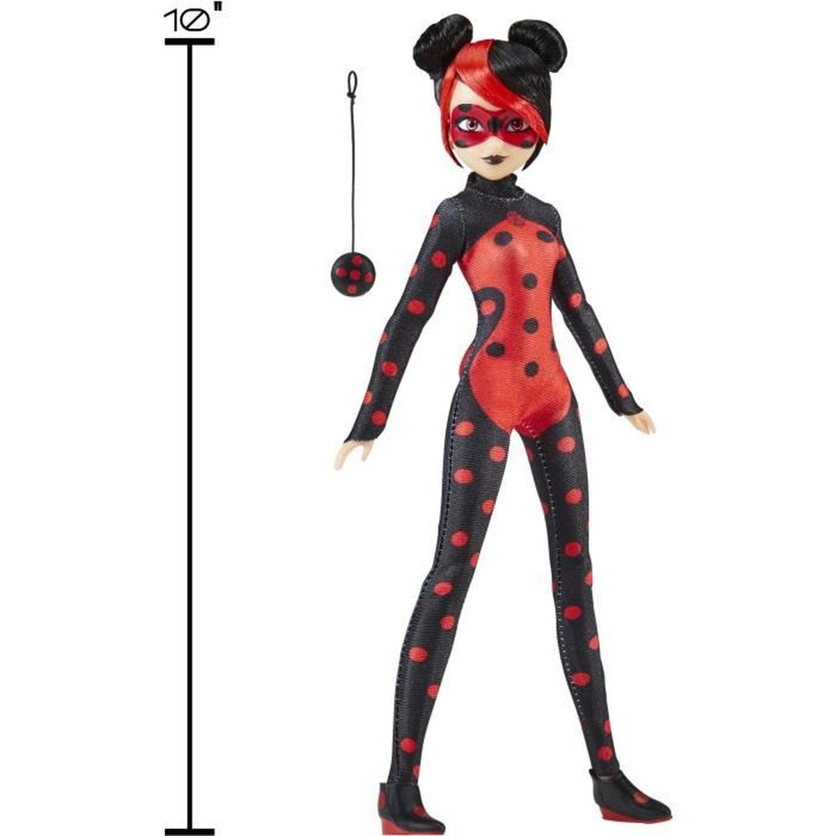 Puppe einer Figur in einem schwarz-roten gepunkteten Anzug, schwarzem Haar und einer Maske. Hält einen Ball.