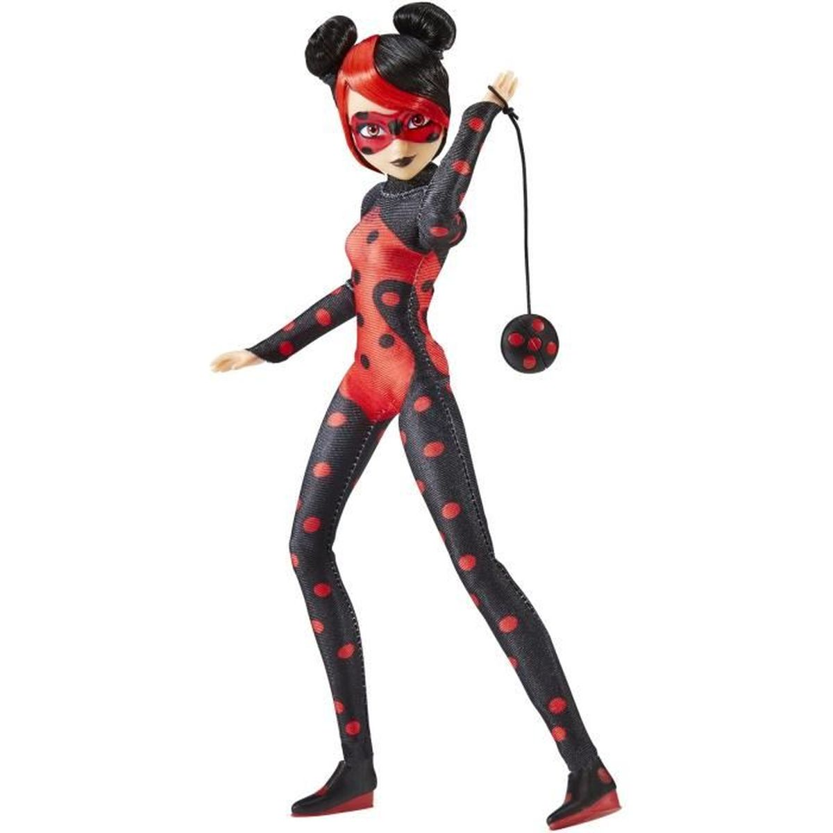 Eine Miraculous Ladybug-Puppe in einem schwarz-roten Anzug mit Punkten, mit rotem Haar und einer Maske.