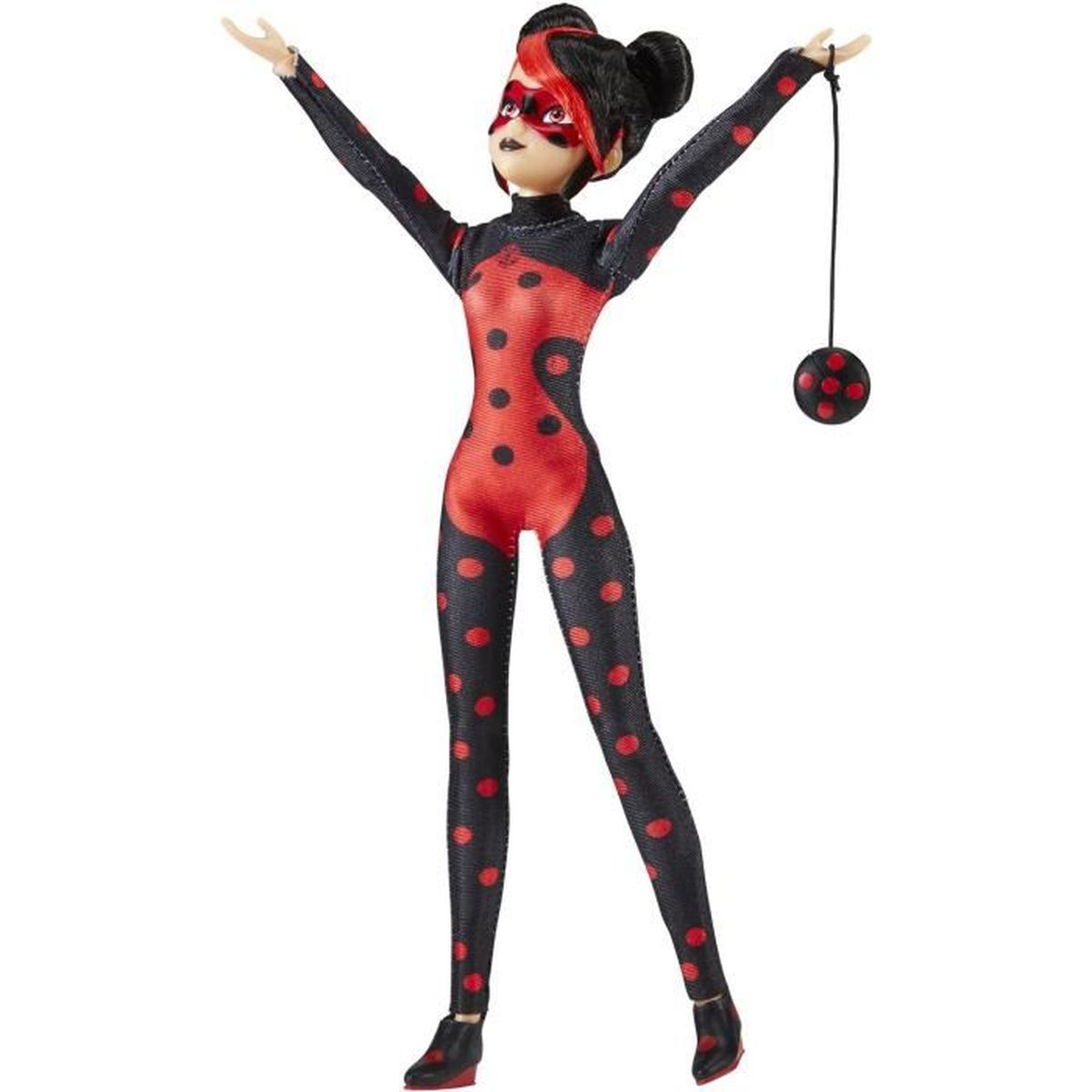 Eine Puppe in einem rot-schwarzen Anzug mit roten Punkten, Arme hoch, und einem schwarzen Ball.