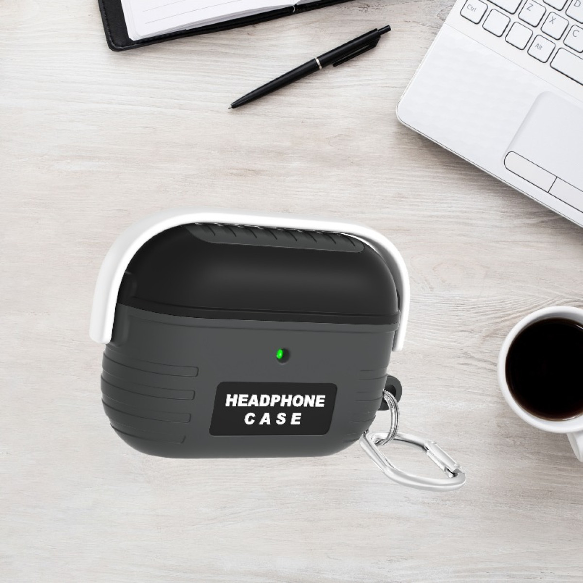 Un estuche gris para auriculares en un escritorio de madera con una computadora portátil, un bolígrafo y una taza de café.