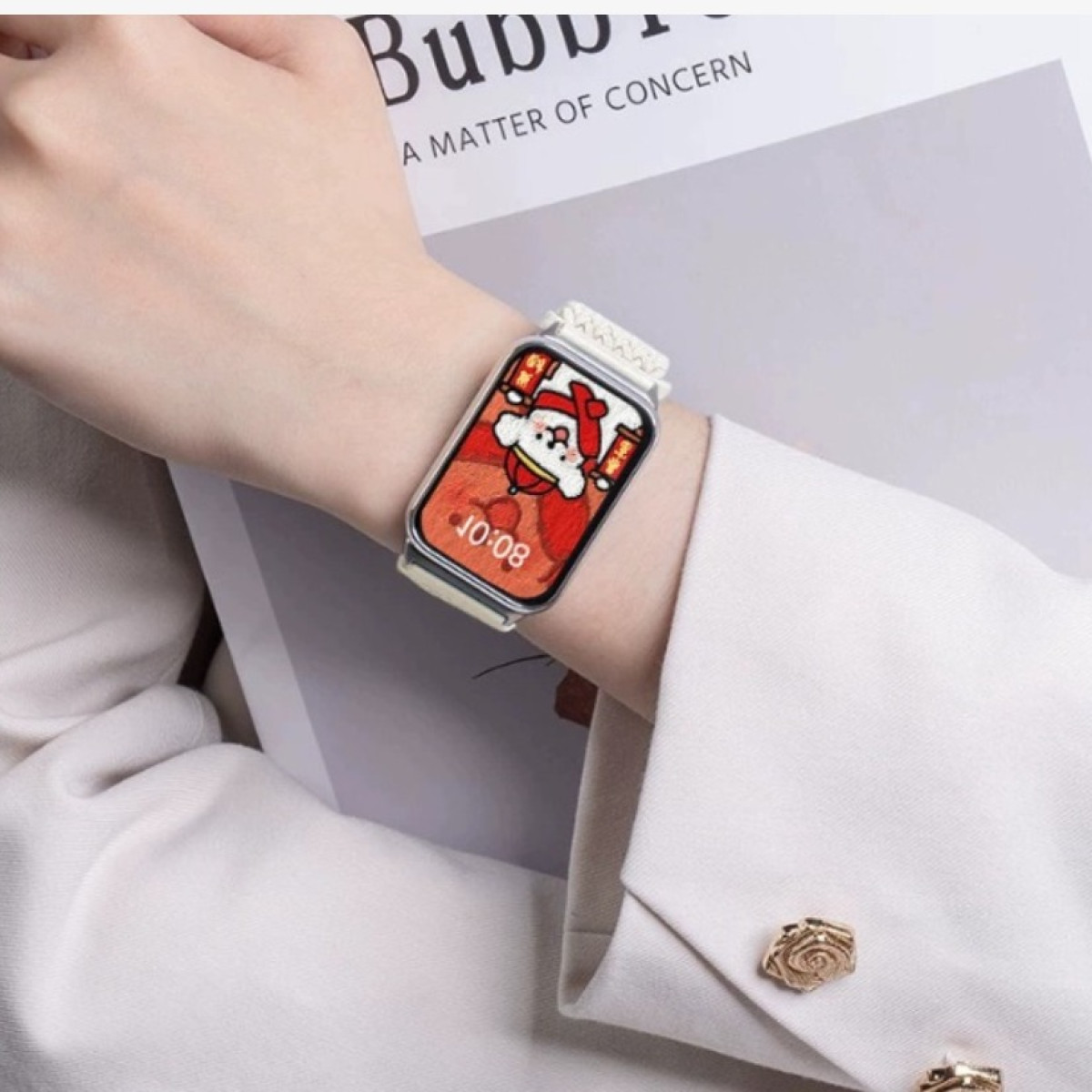 Eine Person trägt eine Smartwatch mit Weihnachtsdesign auf dem Bildschirm und weißem Armband.