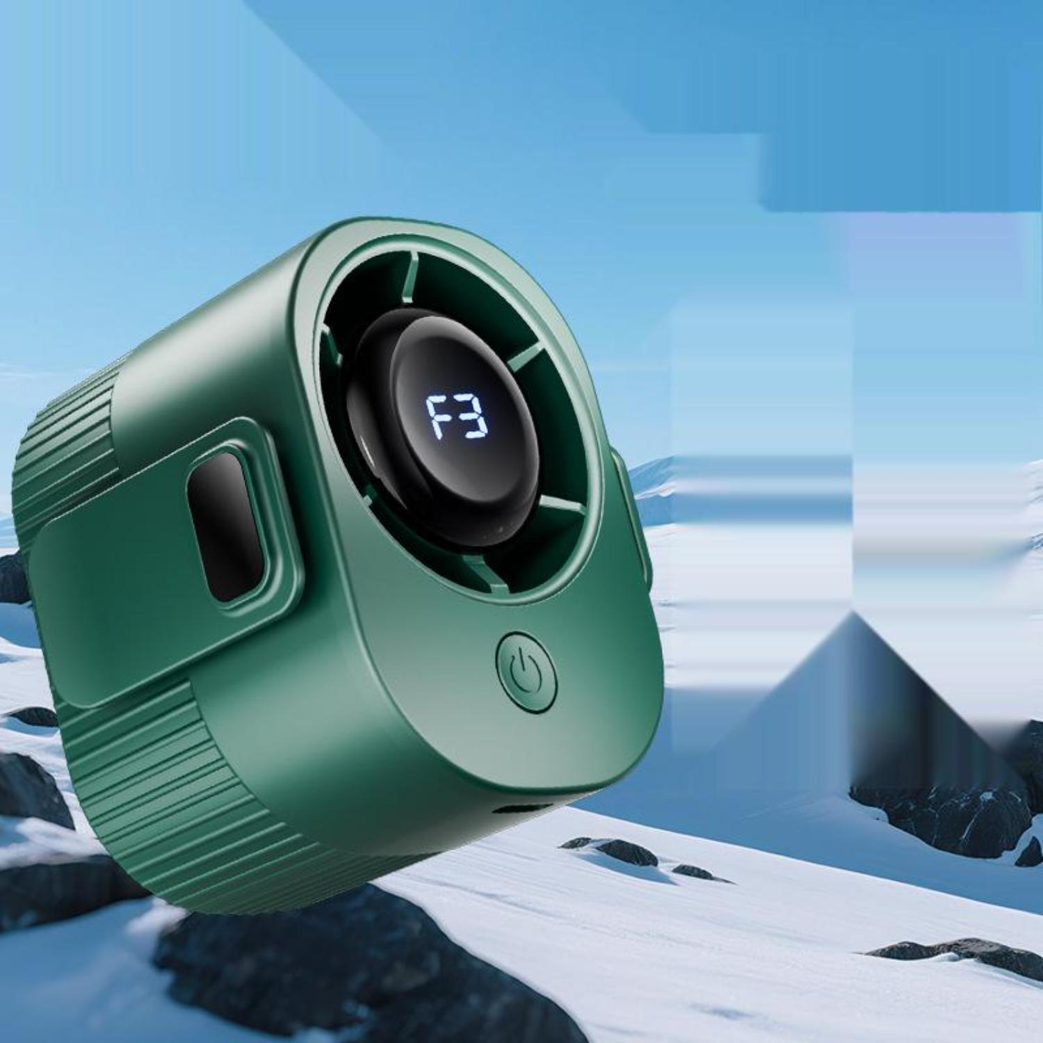 Grüner tragbarer Ventilator, zeigt 'F3' auf schneebedecktem Hintergrund.