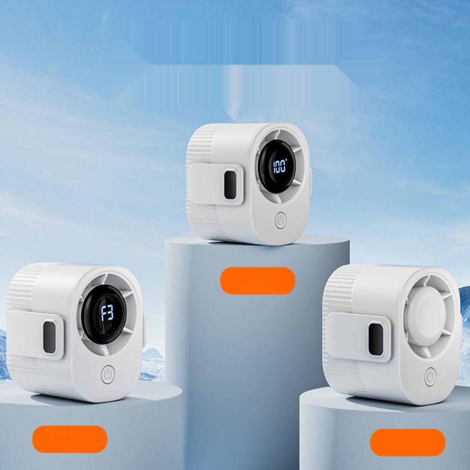 Drei kleine weiße Ventilatoren mit Digitalanzeigen. Sie stehen auf einer blauen Oberfläche. Der Hintergrund ist hellblau.
