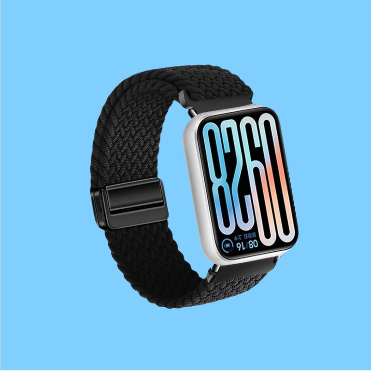 Eine schwarze, geflochtene Smartwatch mit weißem Zifferblatt, das die digitale Uhrzeit auf blauem Hintergrund anzeigt.