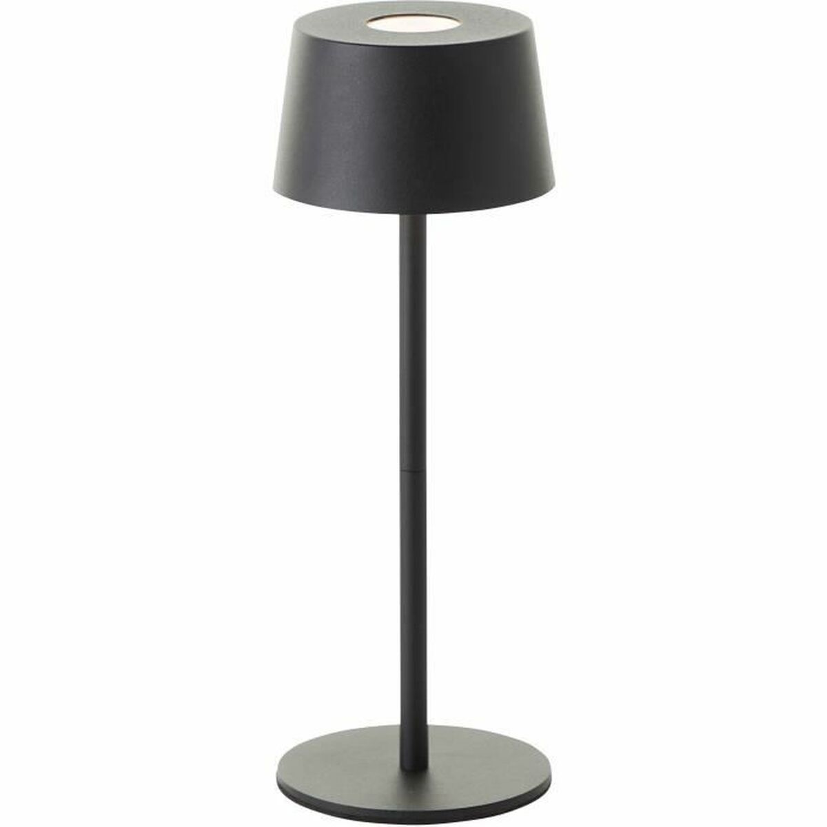 Eine schwarze Tischleuchte mit zylindrischem Schirm und rundem Fuß, alles vor weißem Hintergrund.