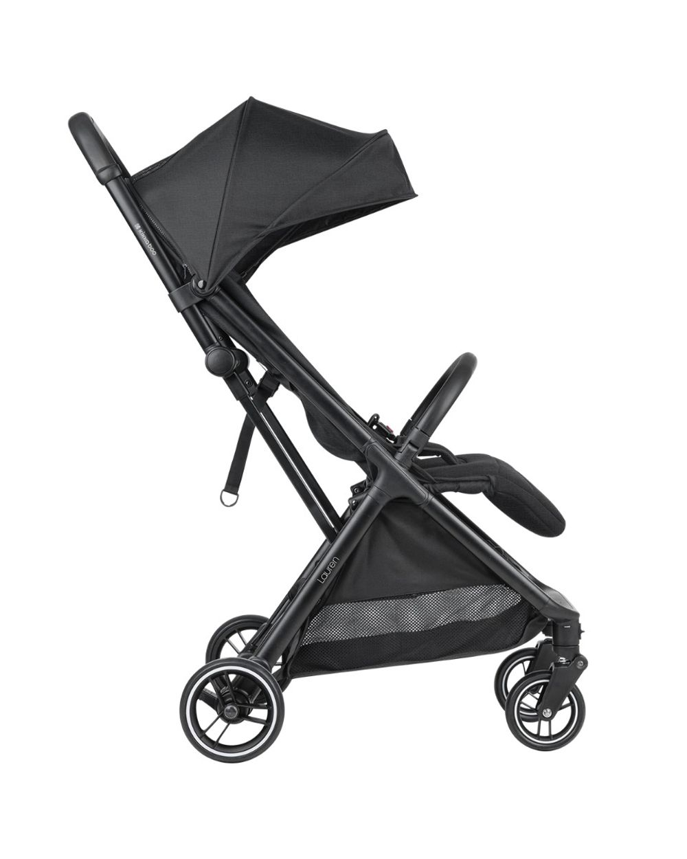 Schwarzer Kinderwagen auf weißem Hintergrund, Seitenansicht. Verfügt über ein Verdeck, einen Griff, einen Sitz und Räder.