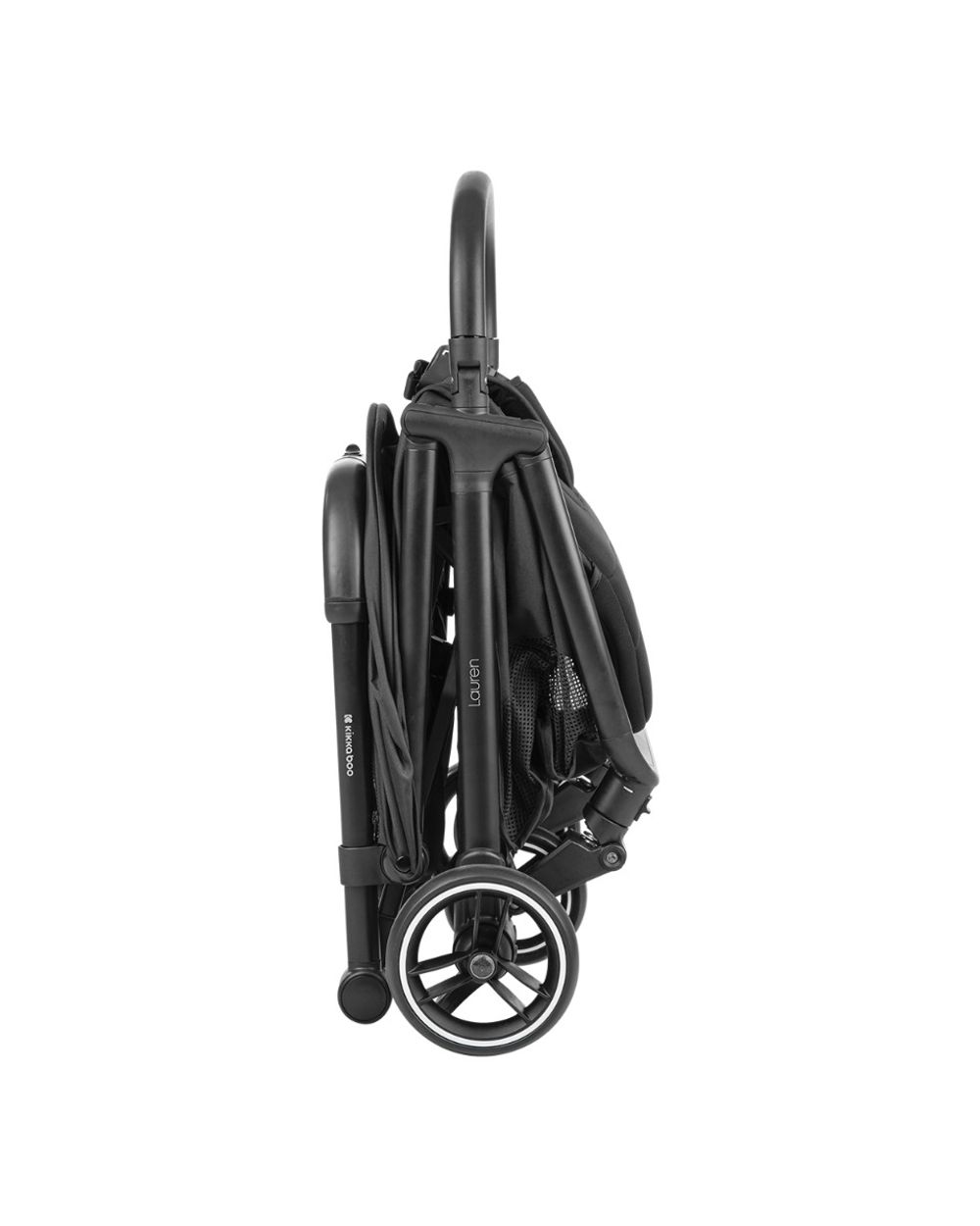 Gefalteter schwarzer Kinderwagen, Seitenansicht. Räder sind sichtbar. Kompaktes Design für Lagerung und Transport.