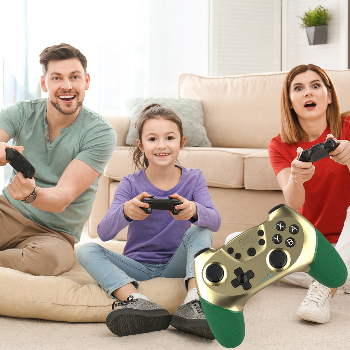 Eine Familie spielt Spiele mit einem gold-grünen Controller. Die Eltern und das Kind sind begeistert.