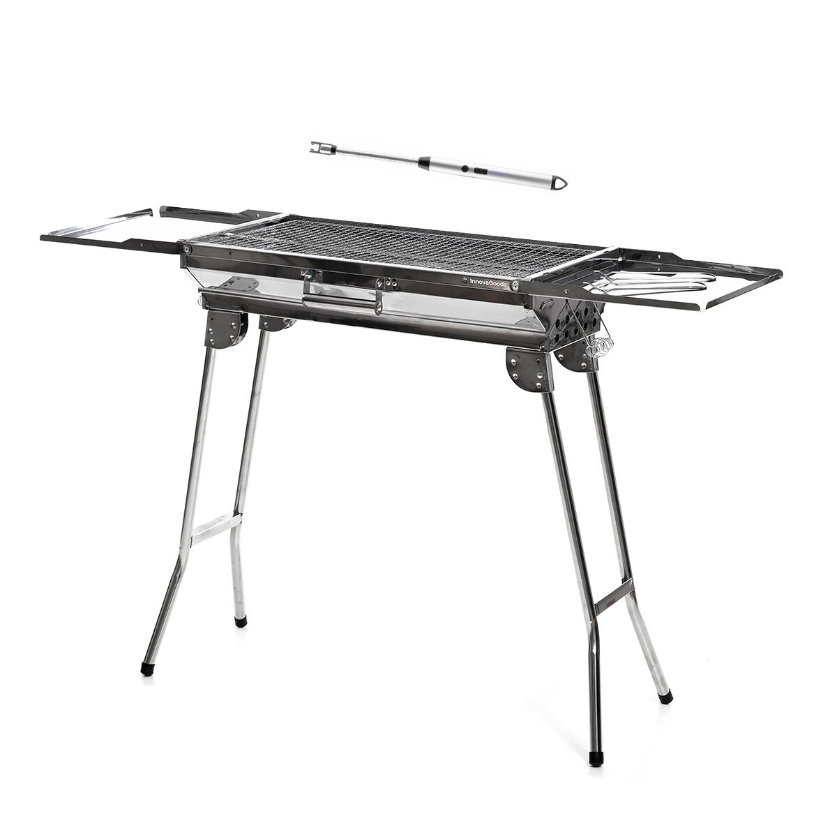 Ein Edelstahl-Grill mit Feuerzeug. Der Grill steht auf Beinen.