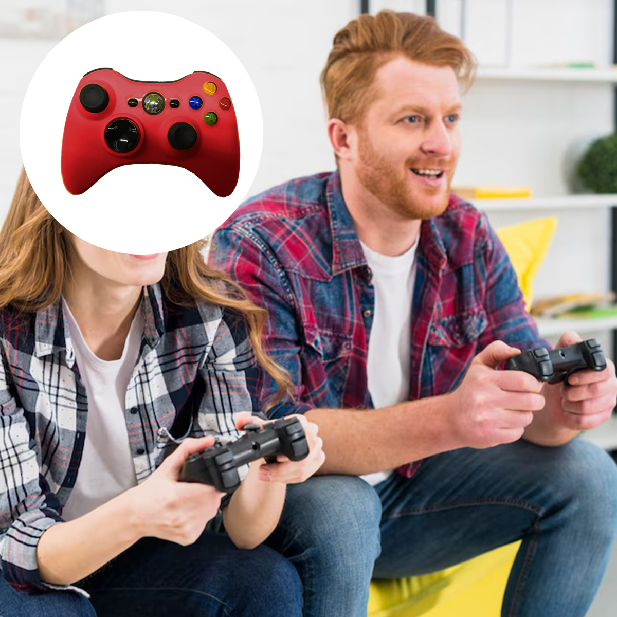 Zwei Personen spielen Spiele, eine mit Controller in der Hand, Xbox-Controller im Kreis.