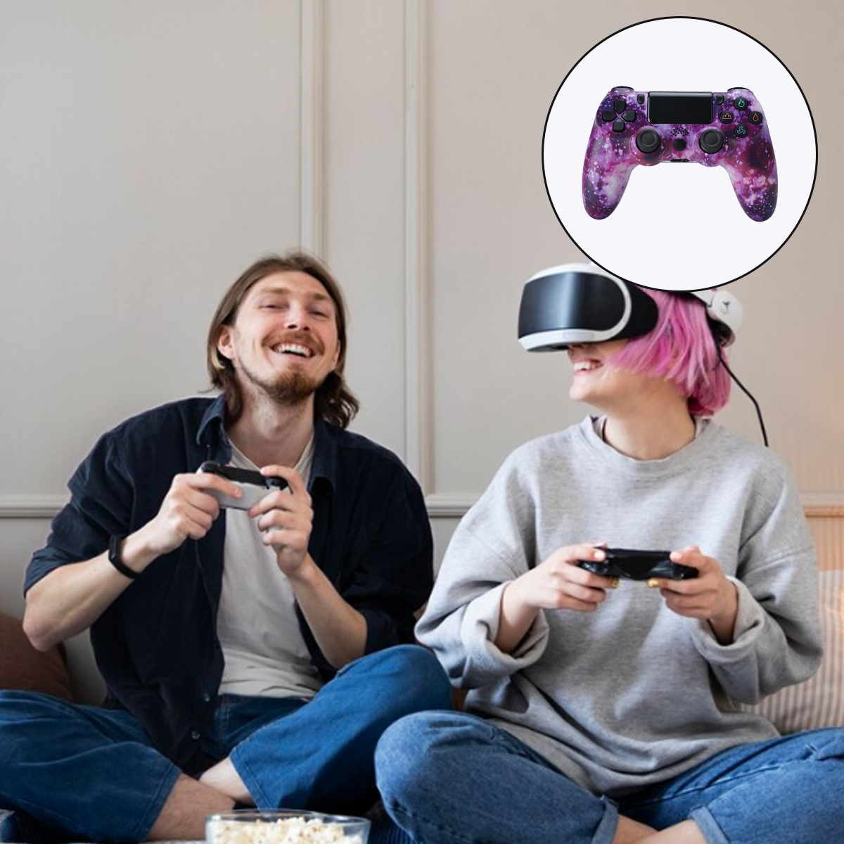 Zwei Personen spielen Spiele, eine mit VR-Headset, mit einem Controller.
