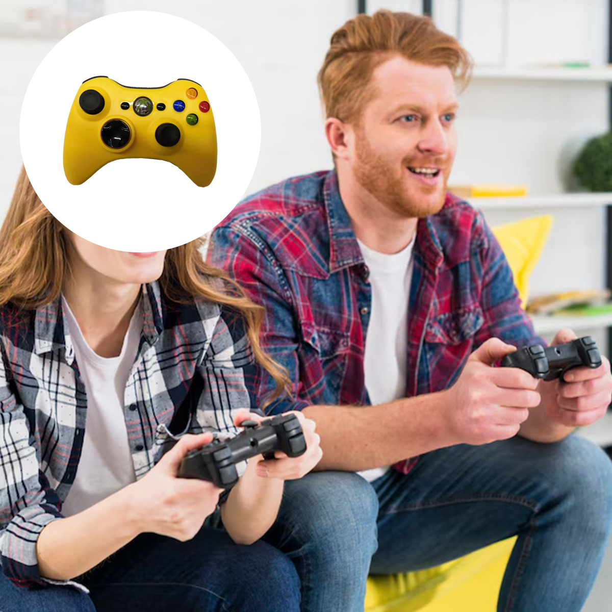 Zwei Personen sitzen und spielen Spiele, eine mit einem gelben Controller und die andere mit einem schwarzen Controller.